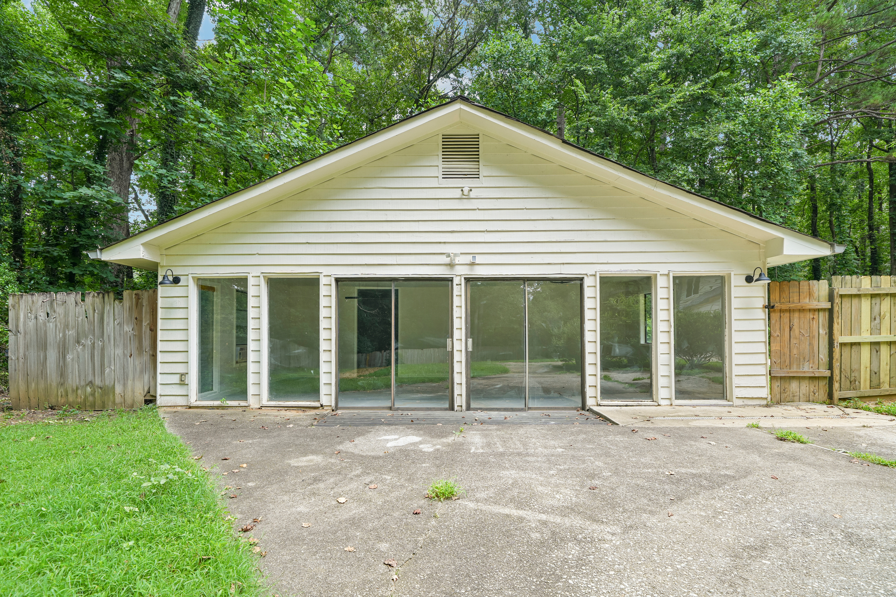 Photo 10 of 47 of 630 Benson Hurst Dr SW, Mableton, GA