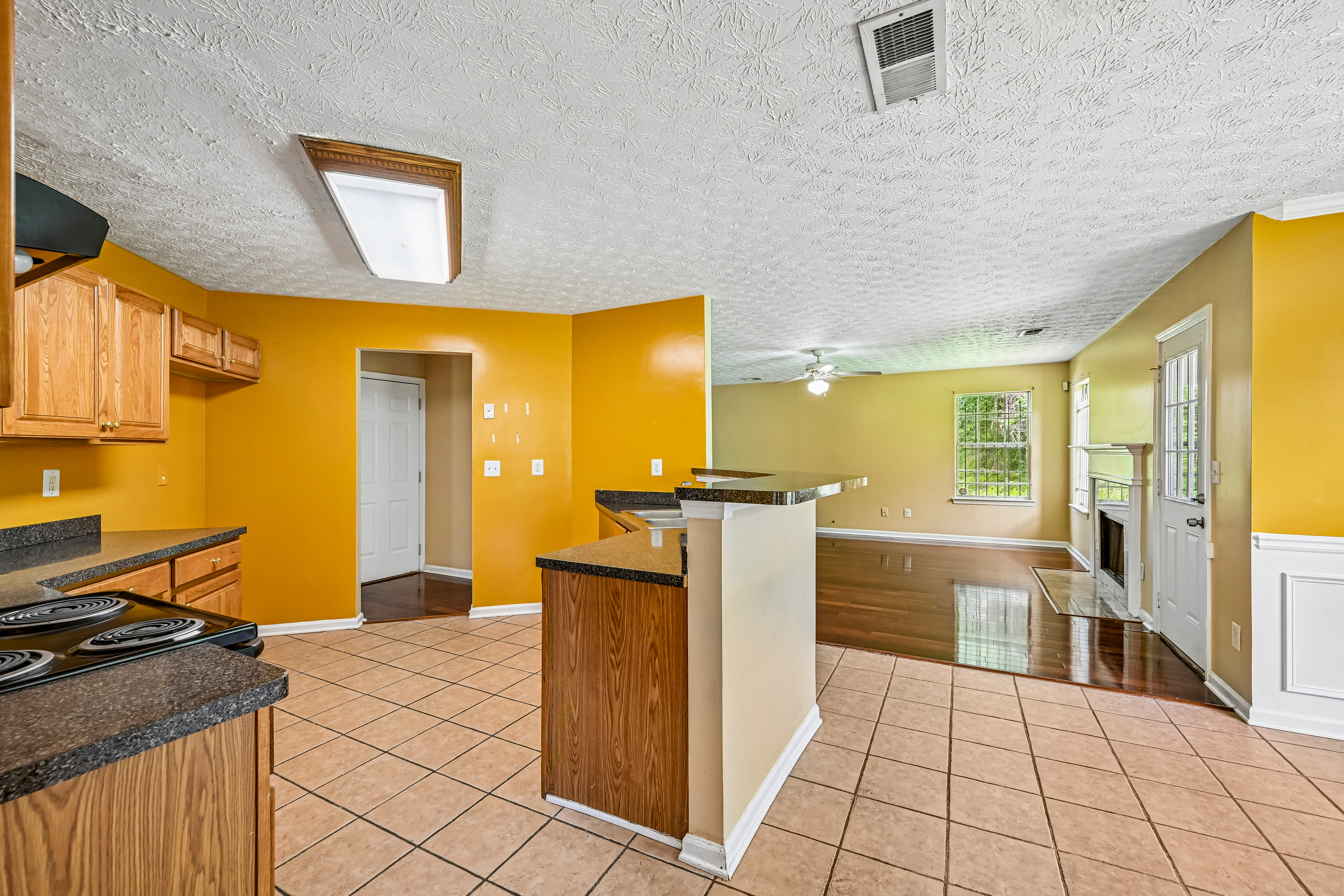 Photo 19 of 44 of 2083 Dylan Ct, Ellenwood, GA