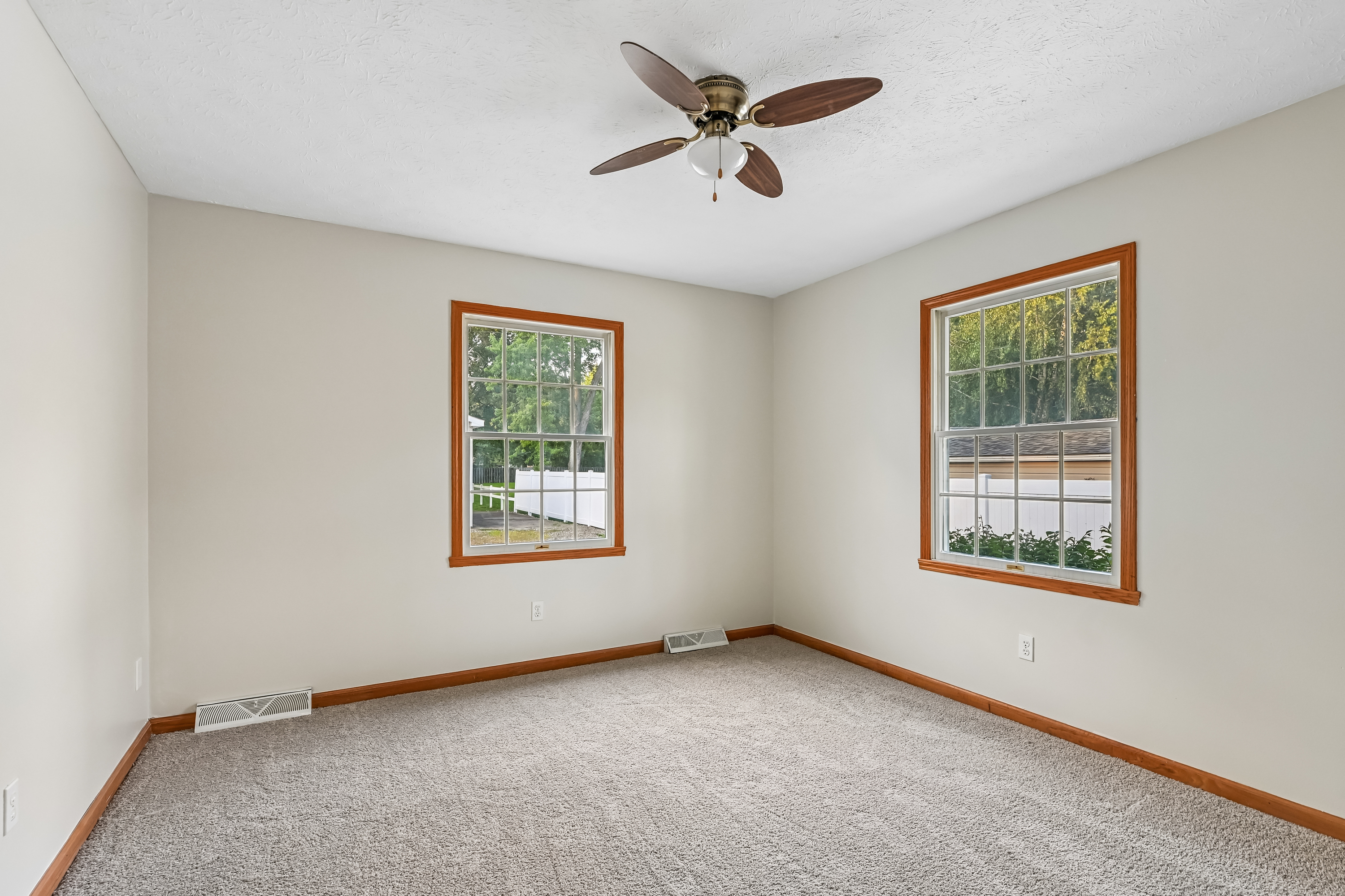 Photo 5 of 42 of 2145 Overland Ave NE, Warren, OH