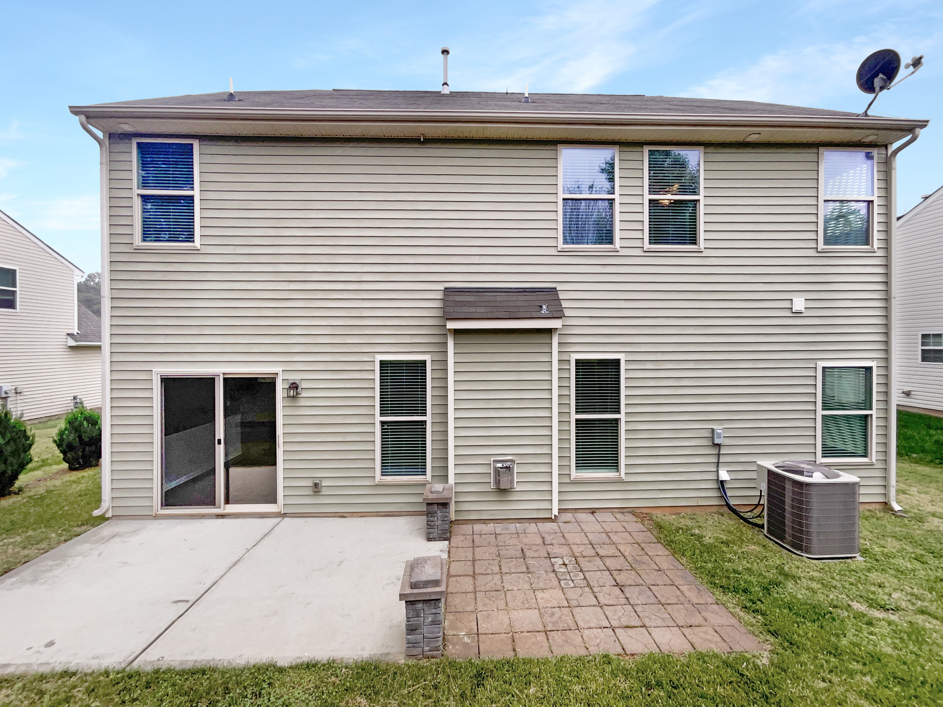 Photo 5 of 21 of 305 Augustus Ln, Mount Holly, NC