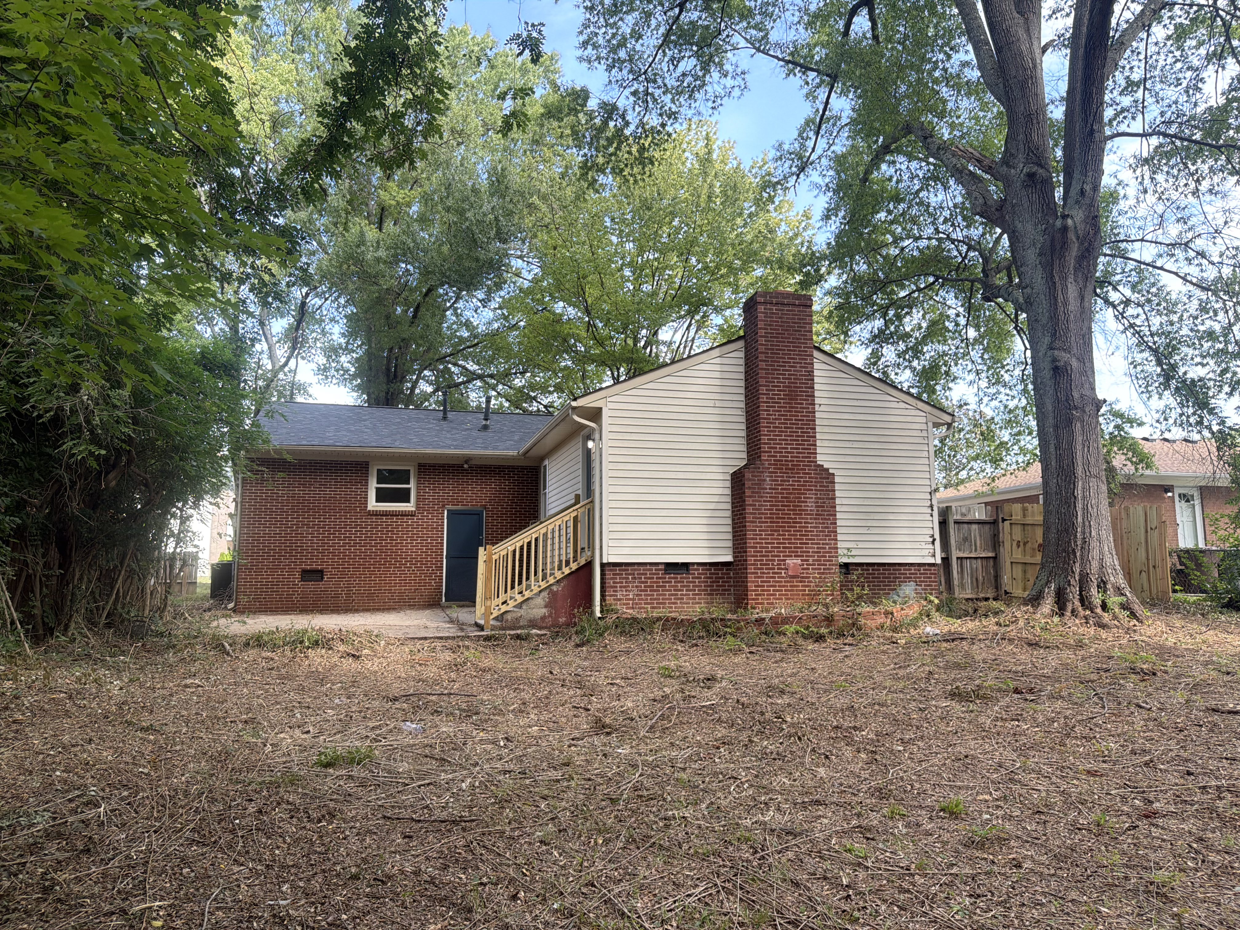 Photo 5 of 18 of 509 Greenbriar Rd, Greensboro, NC