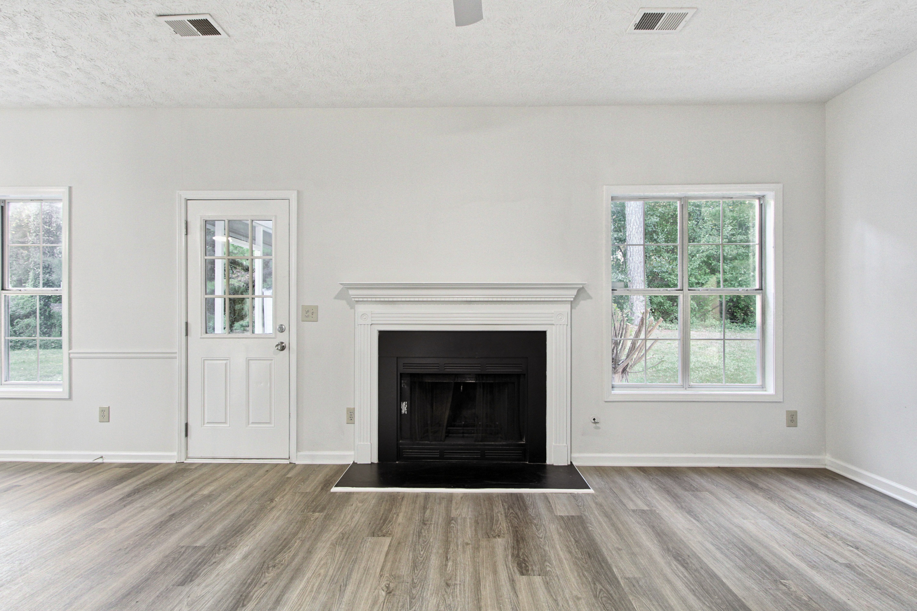 Photo 13 of 34 of 6833 Sarah Jane Ln, Riverdale, GA