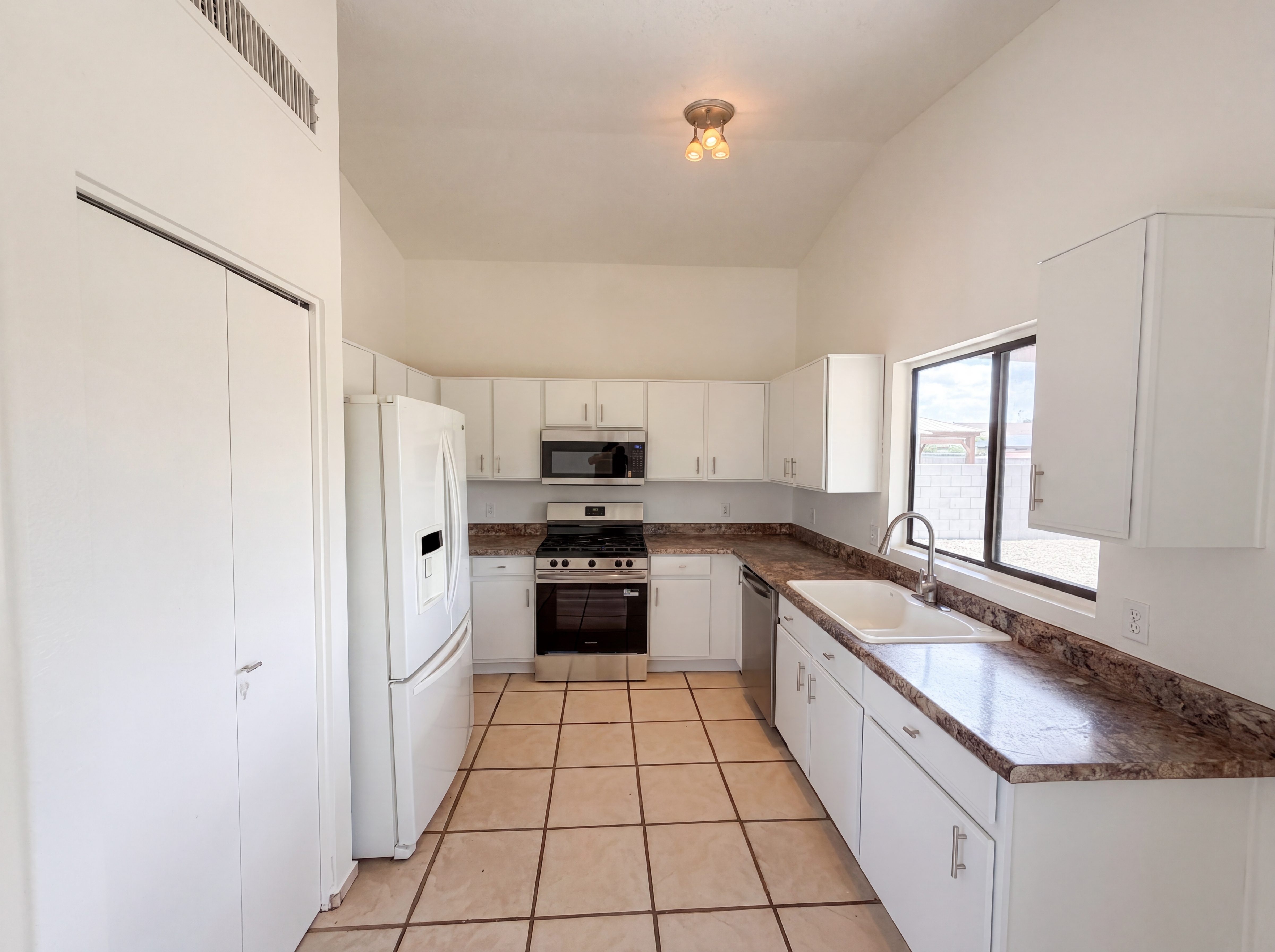 Photo 2 of 20 of 1657 W Wood Crest Ct, Tucson, AZ