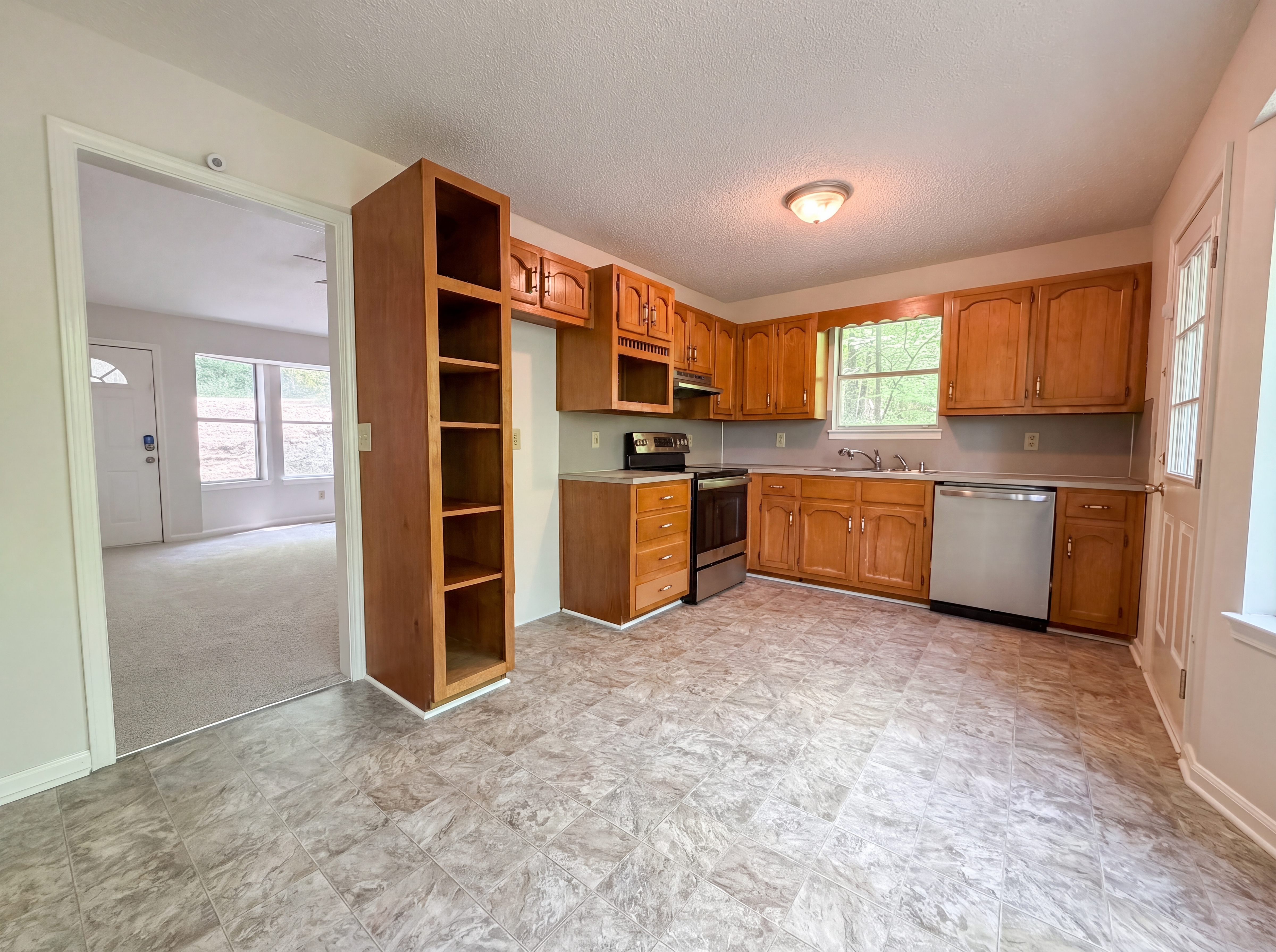 Photo 2 of 20 of 5816 Janet Dr, Trussville, AL