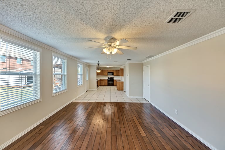 Photo 3 of 33 - 2056 Crosbyton Ln, Grand Prairie, TX 75052