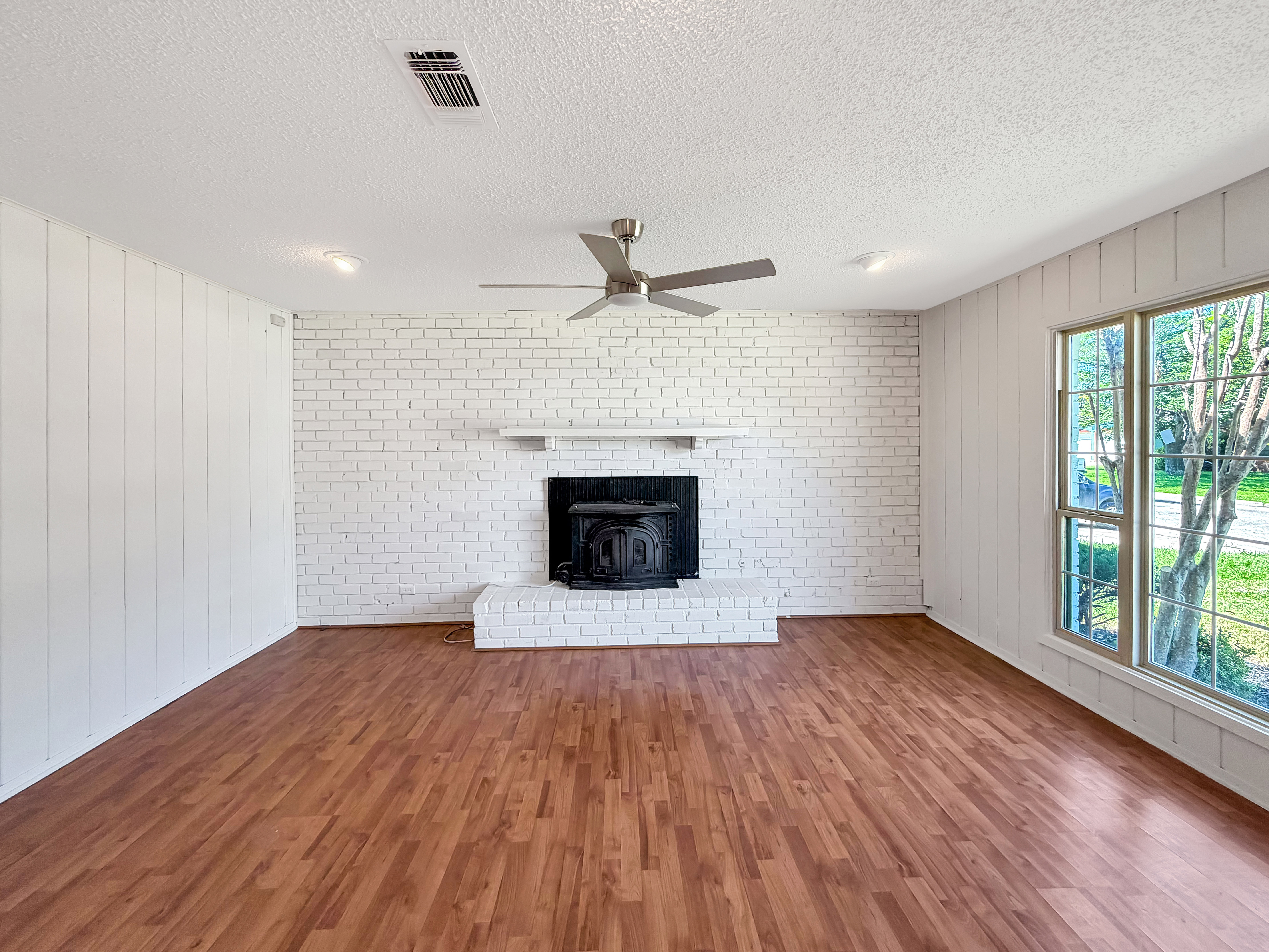 Photo 3 of 15 of 305 Deer Creek Rd, Fort Worth, TX