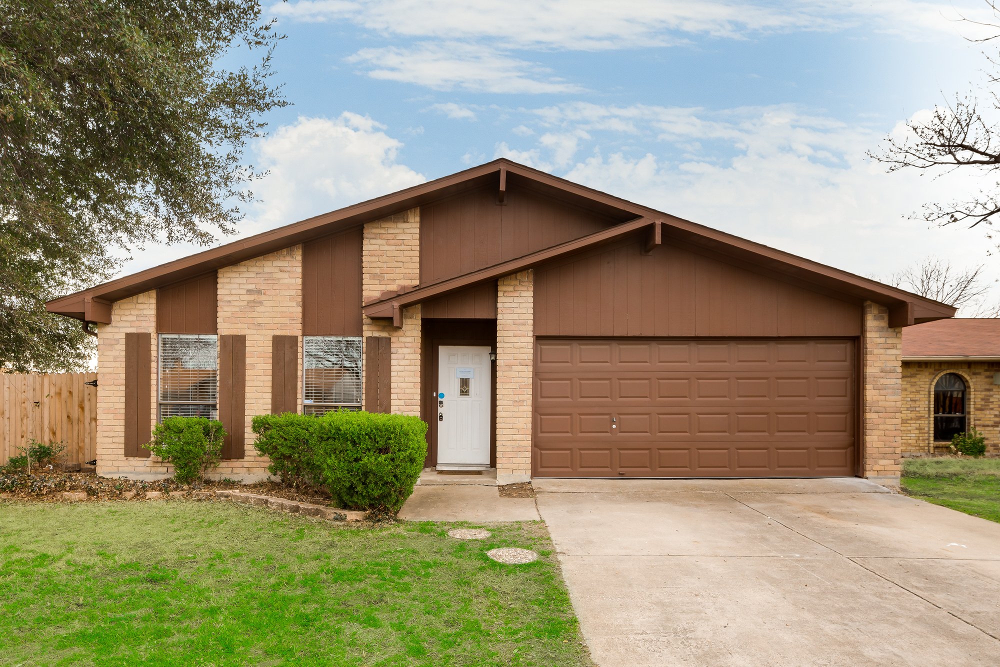 Photo 1 of 27 - 4100 Shagbark St, Fort Worth, TX 76137