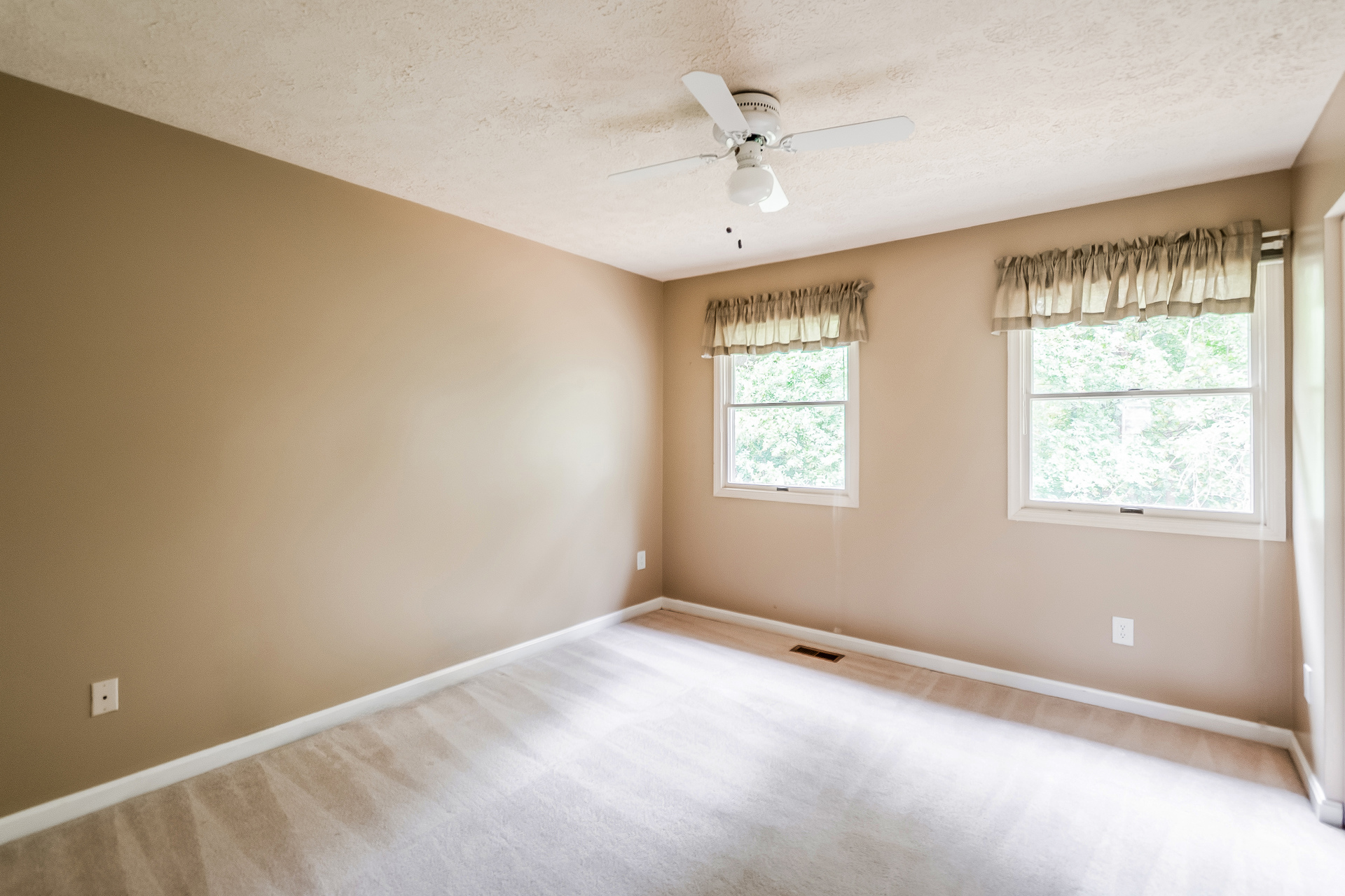 Photo 16 of 31 of 15074 Barkwood Dr, Woodbridge, VA