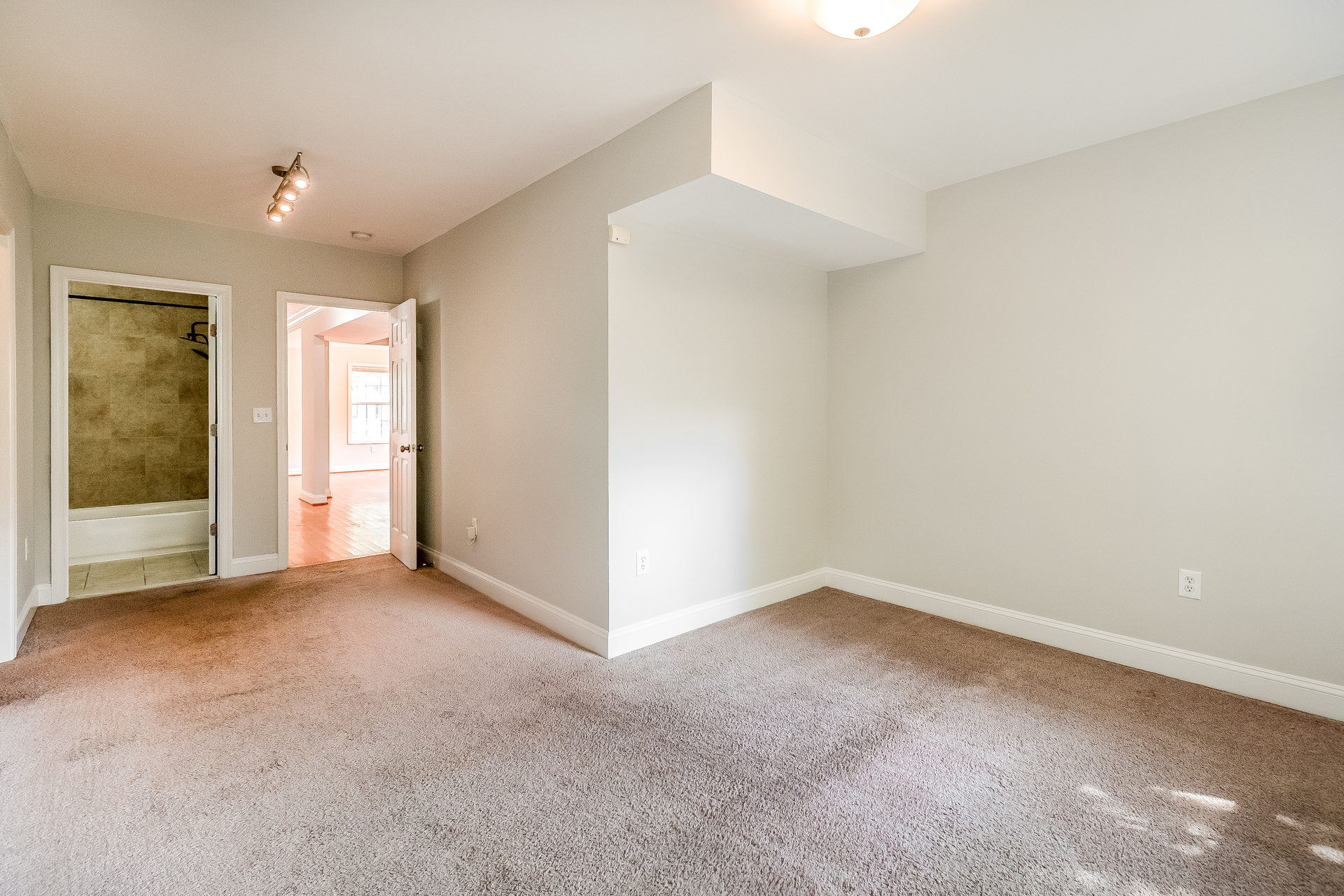 Photo 9 of 20 of 4933 Lee St NE, Washington, DC
