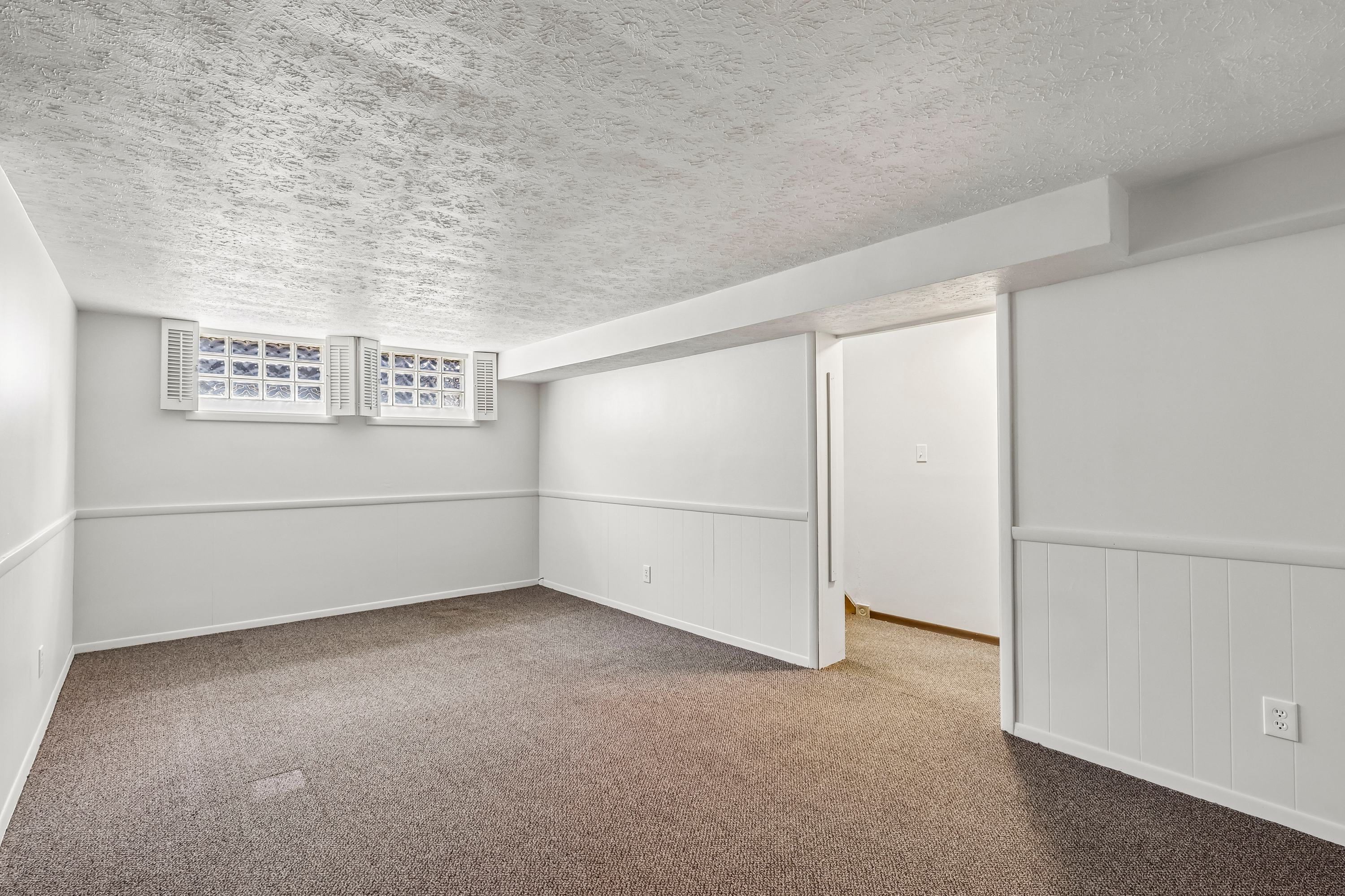Photo 11 of 39 of 8223 Manorford Dr, Cleveland, OH