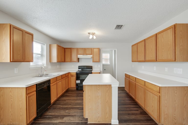 Photo 4 of 27 - 7924 Hidden Brook Dr, Fort Worth, TX 76120