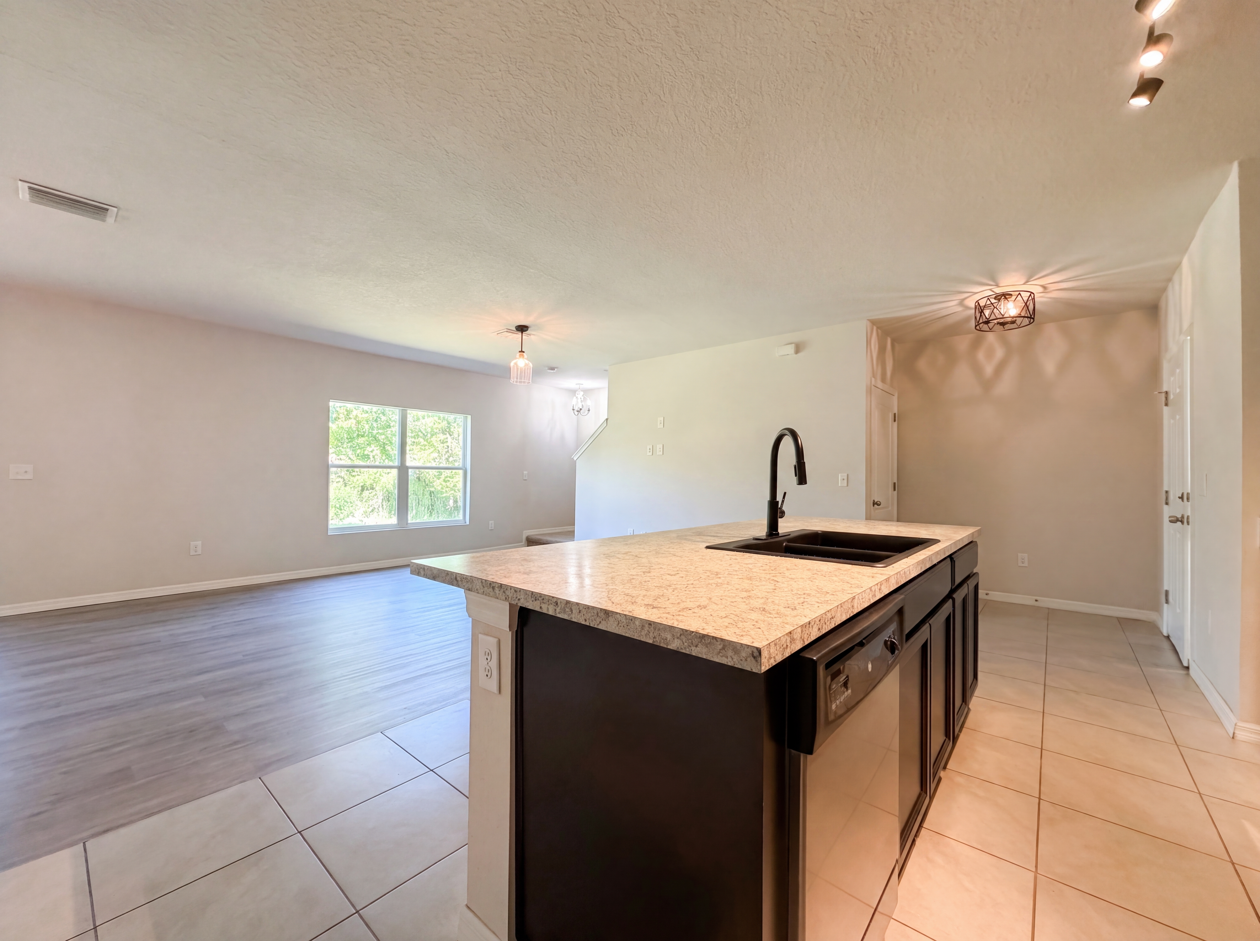 Photo 6 of 32 of 14405 Scottburgh Glen Dr, Wimauma, FL