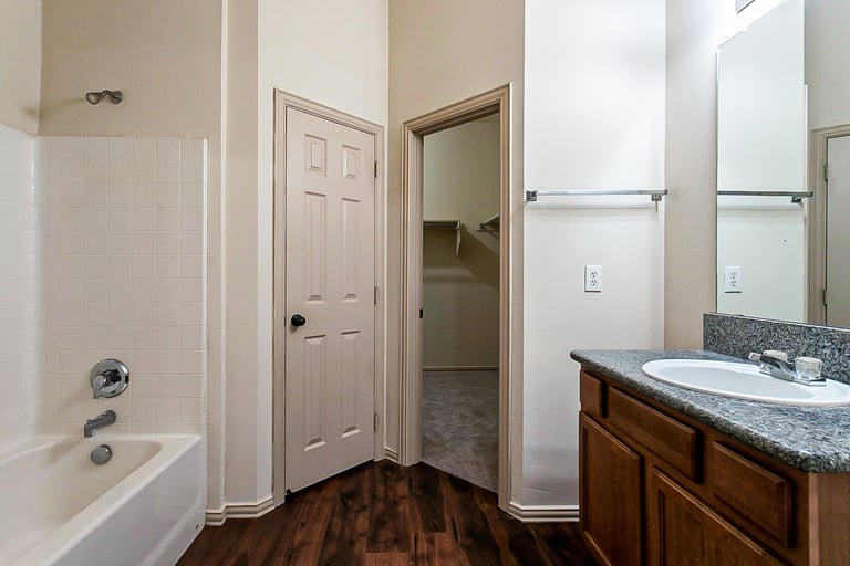Photo 6 of 21 - 6321 Benavides Dr, Dallas, TX 75217