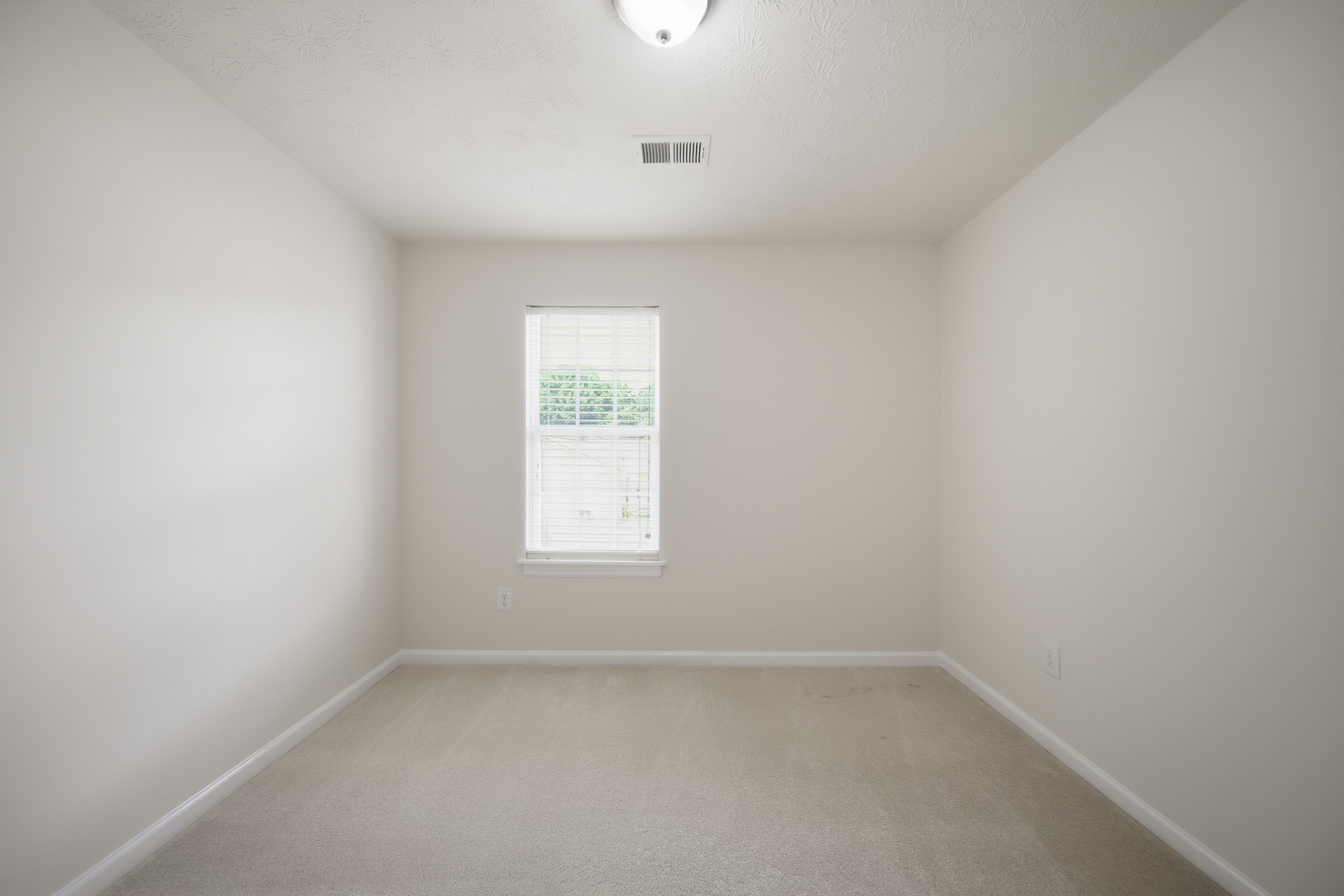 Photo 15 of 28 of 2479 Feathertree Ln, Lawrenceville, GA