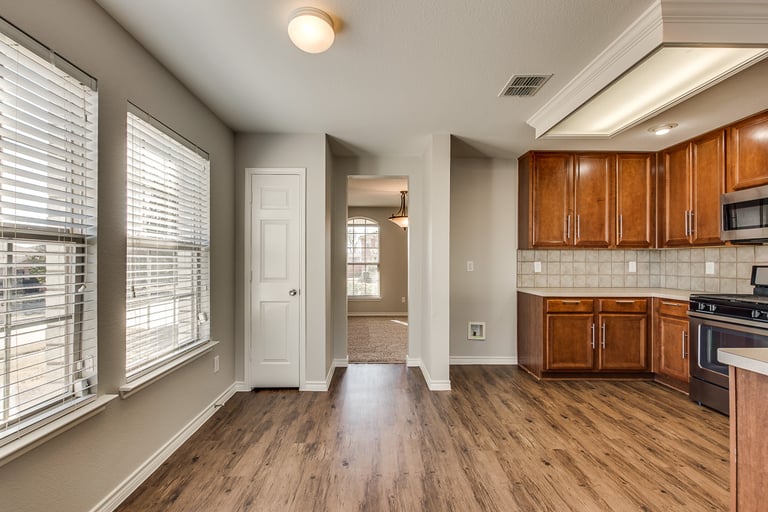 Photo 4 of 34 - 3020 Walnut Ridge Ln, Mesquite, TX 75181
