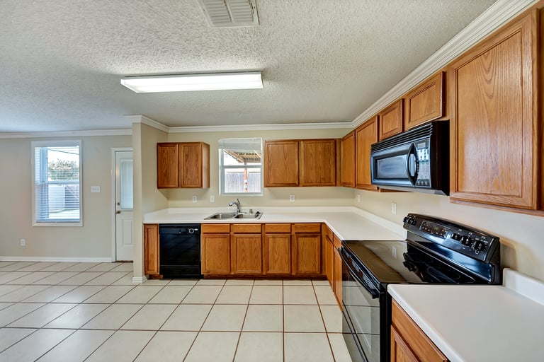 Photo 9 of 33 - 2056 Crosbyton Ln, Grand Prairie, TX 75052