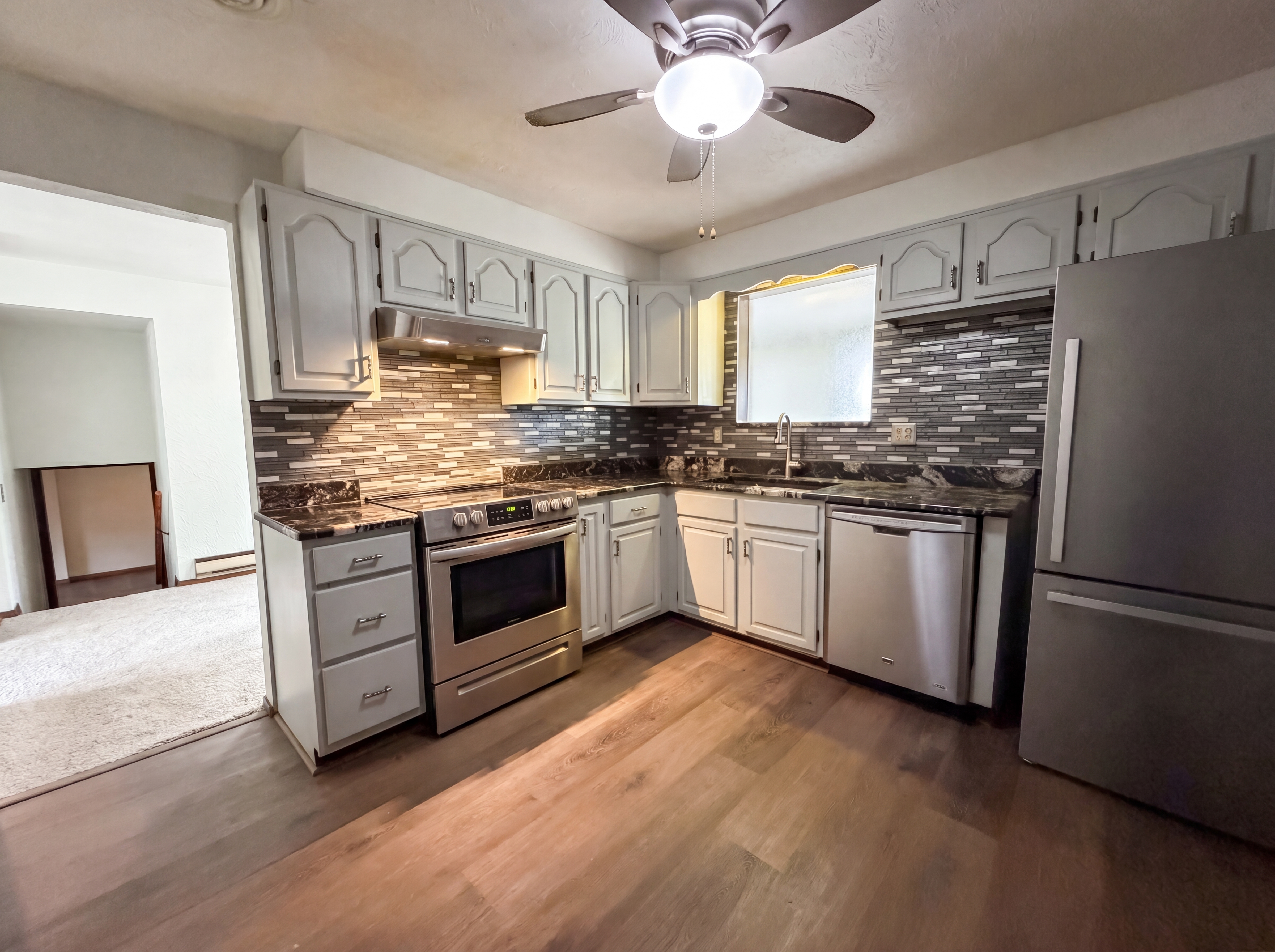 Photo 2 of 25 of 1015 Kingsway Dr, Lorain, OH