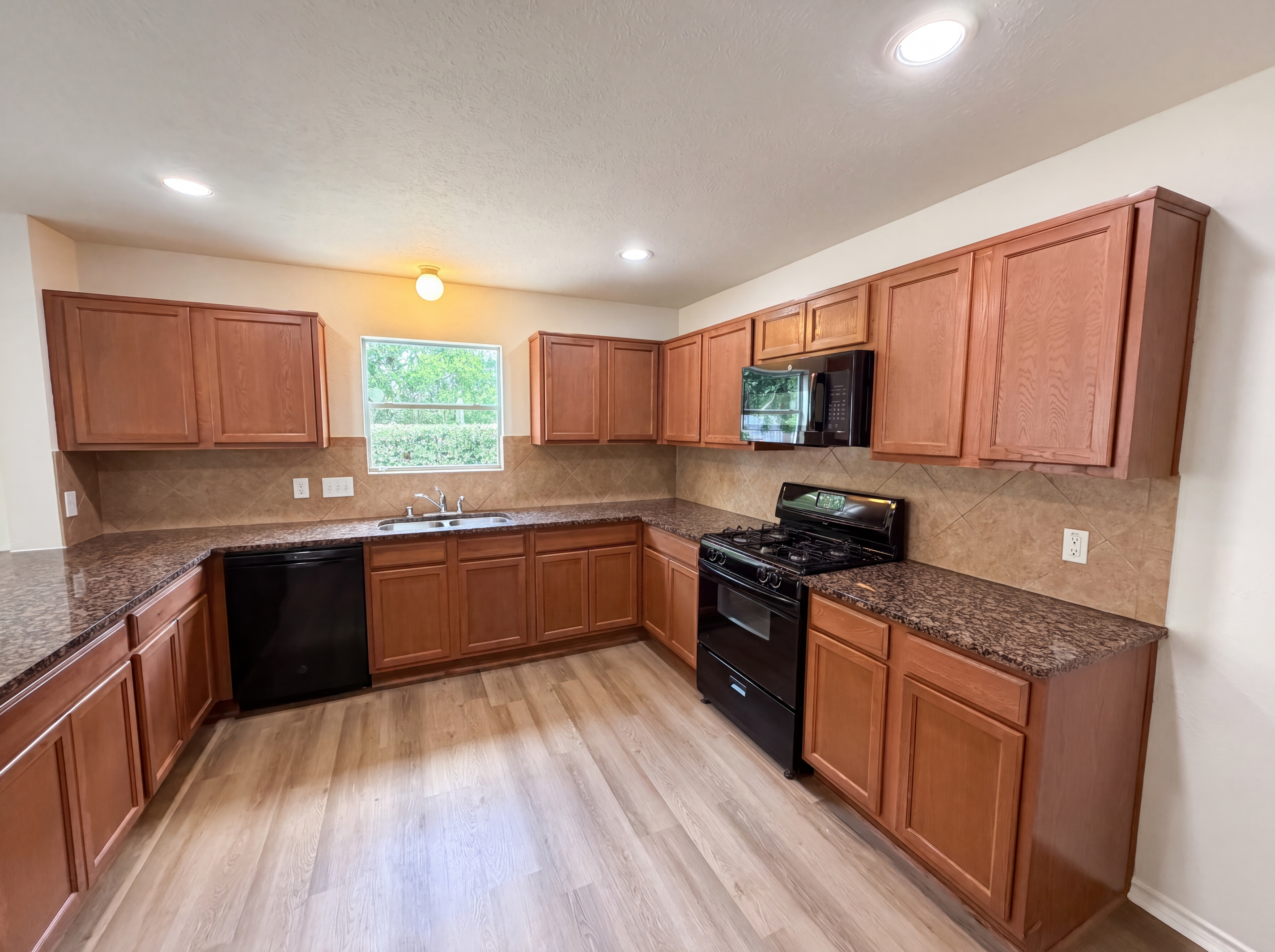Photo 12 of 25 of 939 Staffordale Manor Ln, Houston, TX