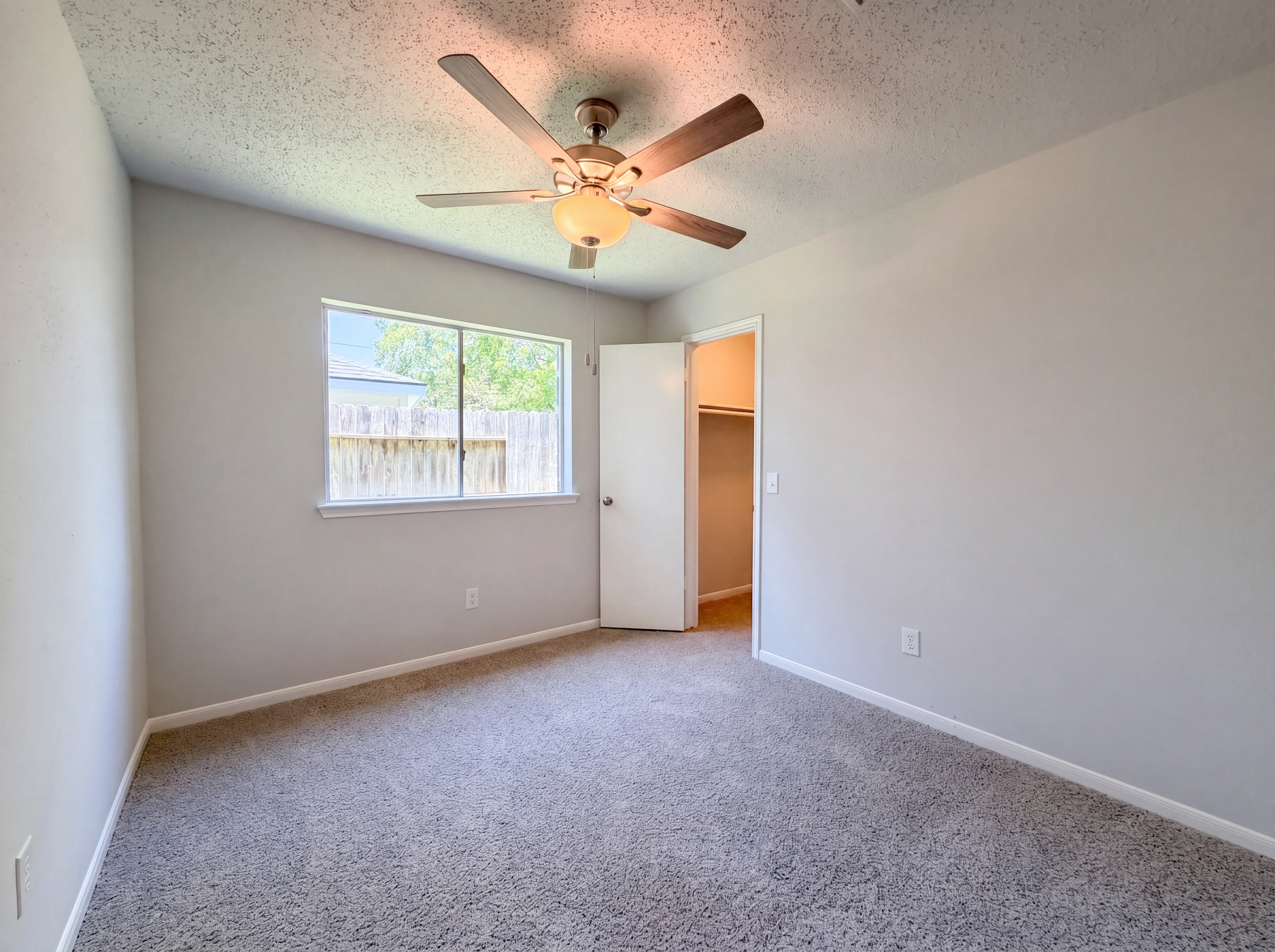 Photo 10 of 17 of 10422 Elk Point Ln, Houston, TX