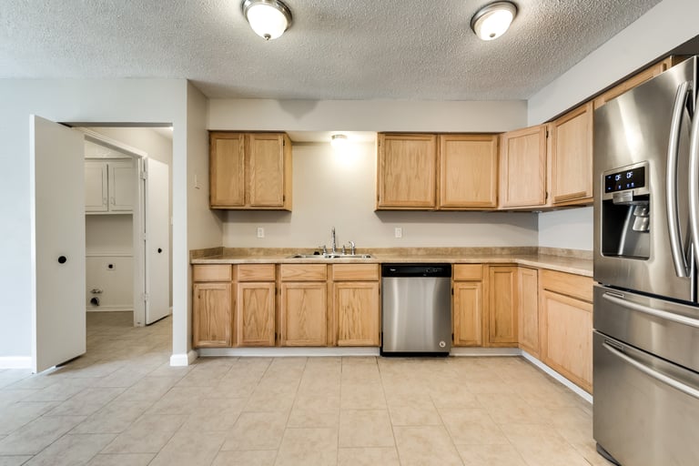 Photo 8 of 32 - 4606 Ashbrook Rd, Dallas, TX 75227