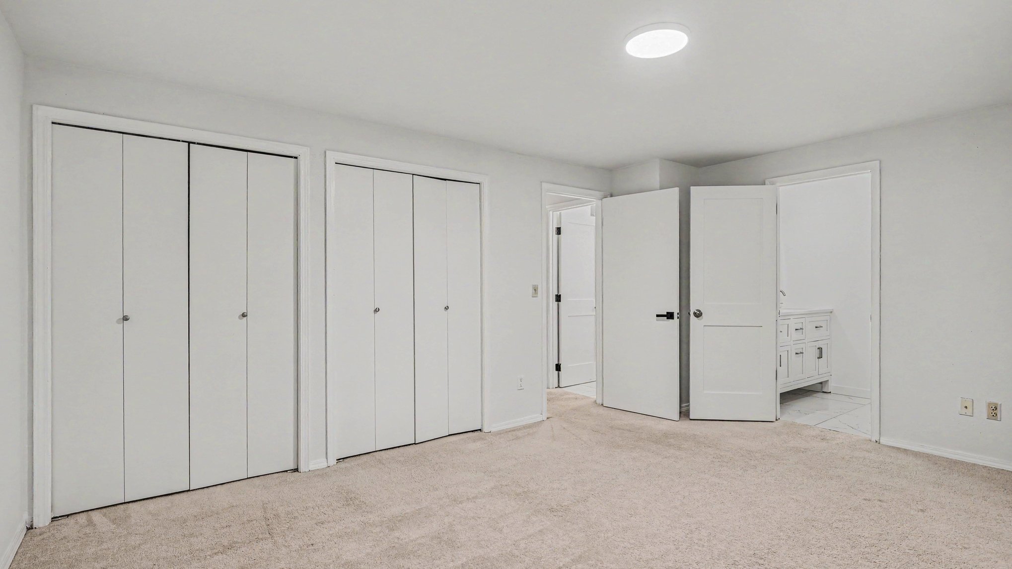 Photo 4 of 19 of 9605 NE 132nd St, Kirkland, WA