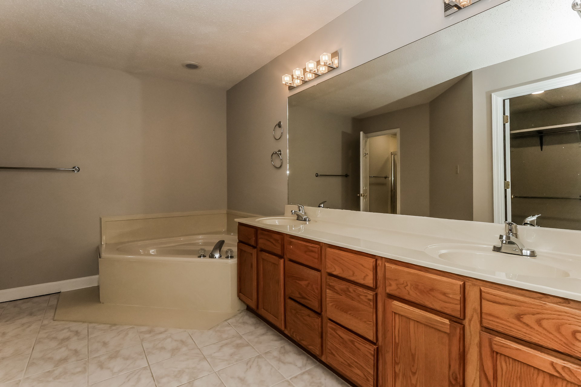 Photo 14 of 21 of 4635 Shadow Field Ln, Bartlett, TN