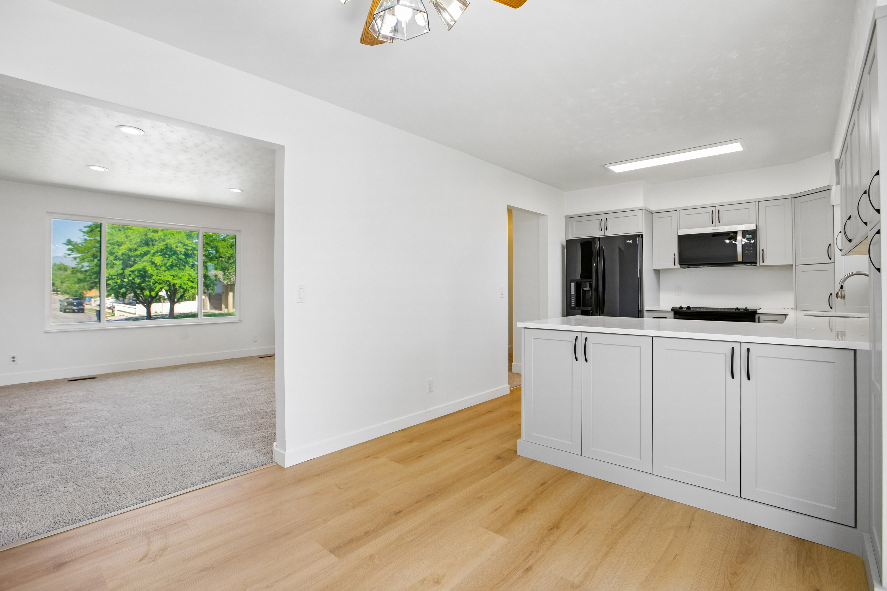 Photo 8 of 30 of 6383 S Lauritzen Dr, Taylorsville, UT