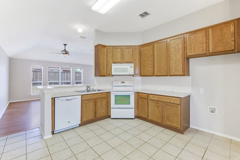 Photo 6 of 25 - 305 Millford Rd, Roanoke, TX 76262