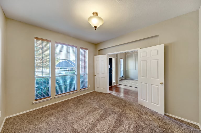 Photo 16 of 35 - 7929 Stansfield Dr, Fort Worth, TX 76137