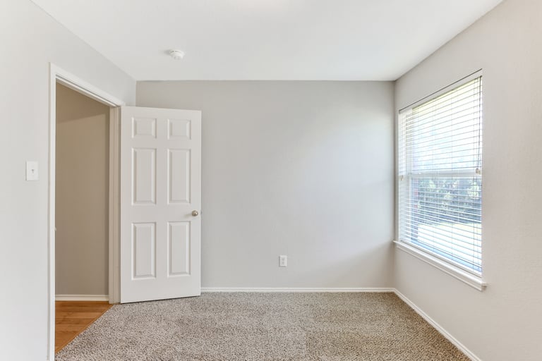 Photo 19 of 25 - 305 Millford Rd, Roanoke, TX 76262