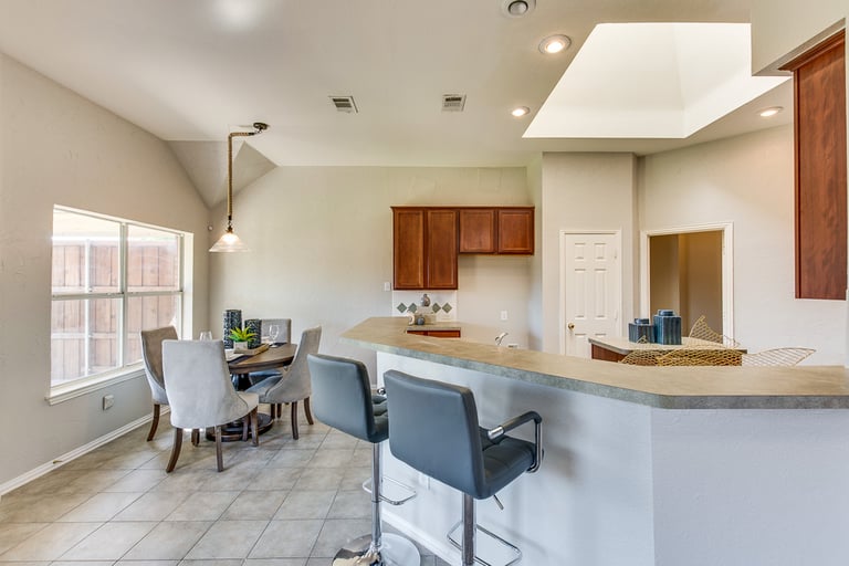 Photo 12 of 33 - 1710 Barton Springs Ct, Allen, TX 75002