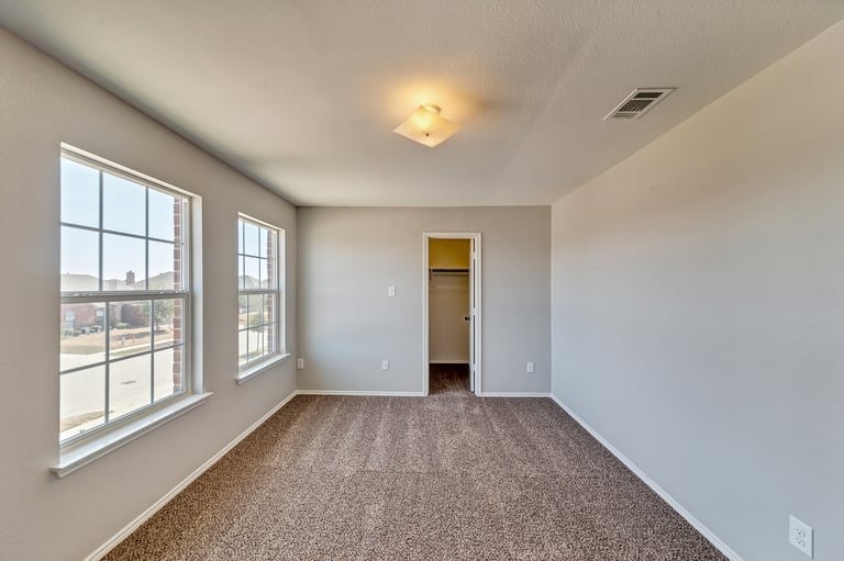 Photo 35 of 37 - 941 John Kennedy Dr, Saginaw, TX 76179
