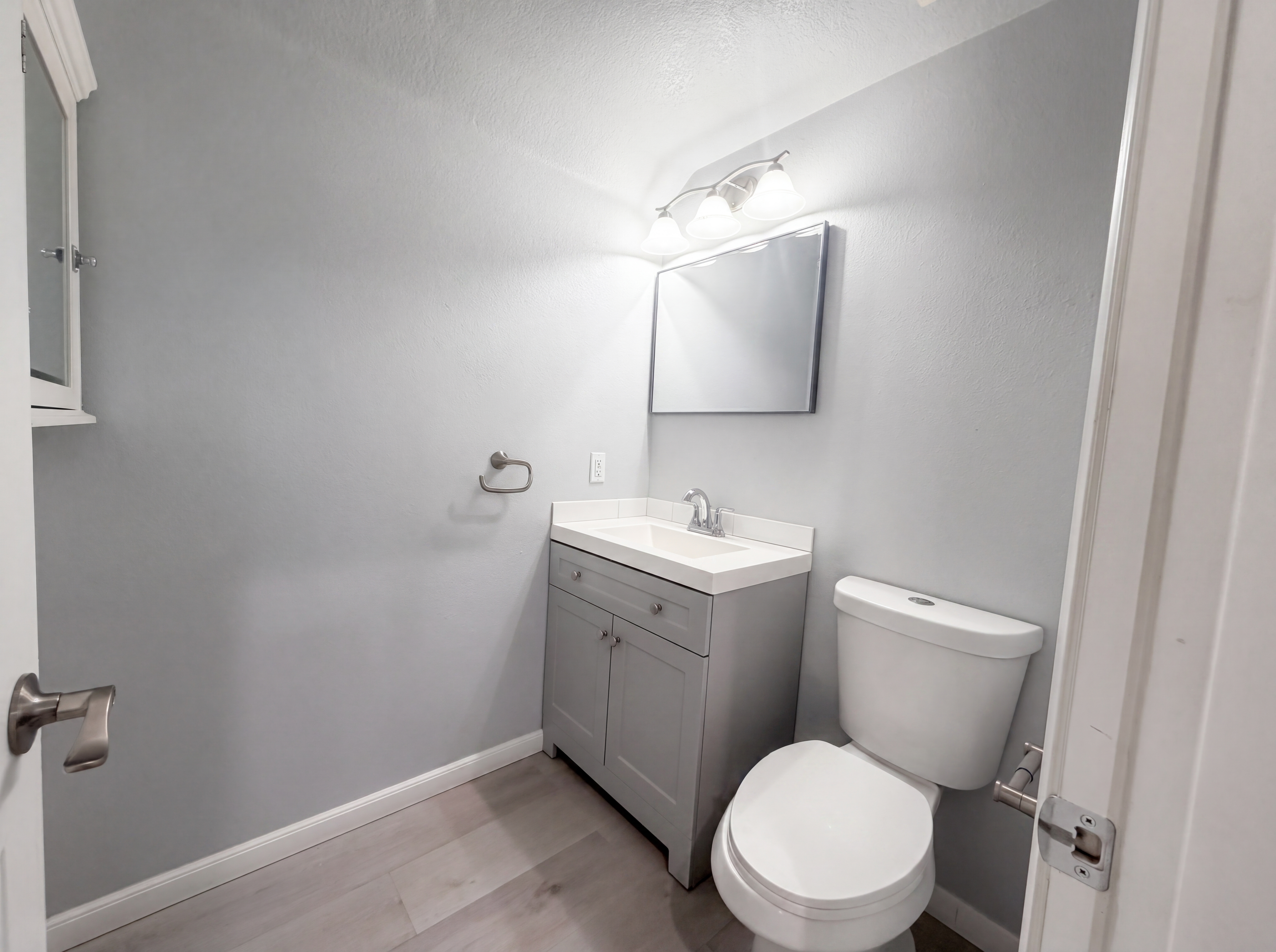 Photo 12 of 17 of 1800 E Lakeshore Dr, Lake Elsinore, CA