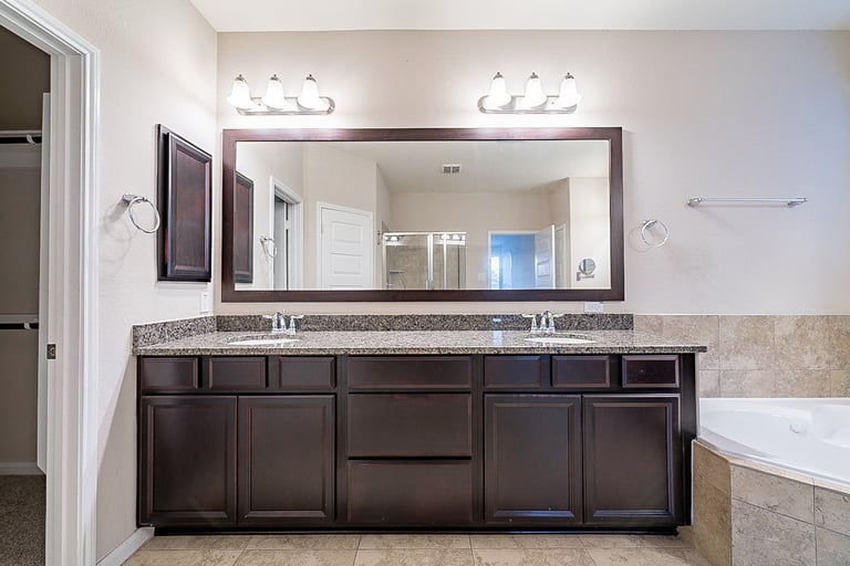 Photo 31 of 34 - 2208 Hannah Creek Ct, Houston, TX 77089