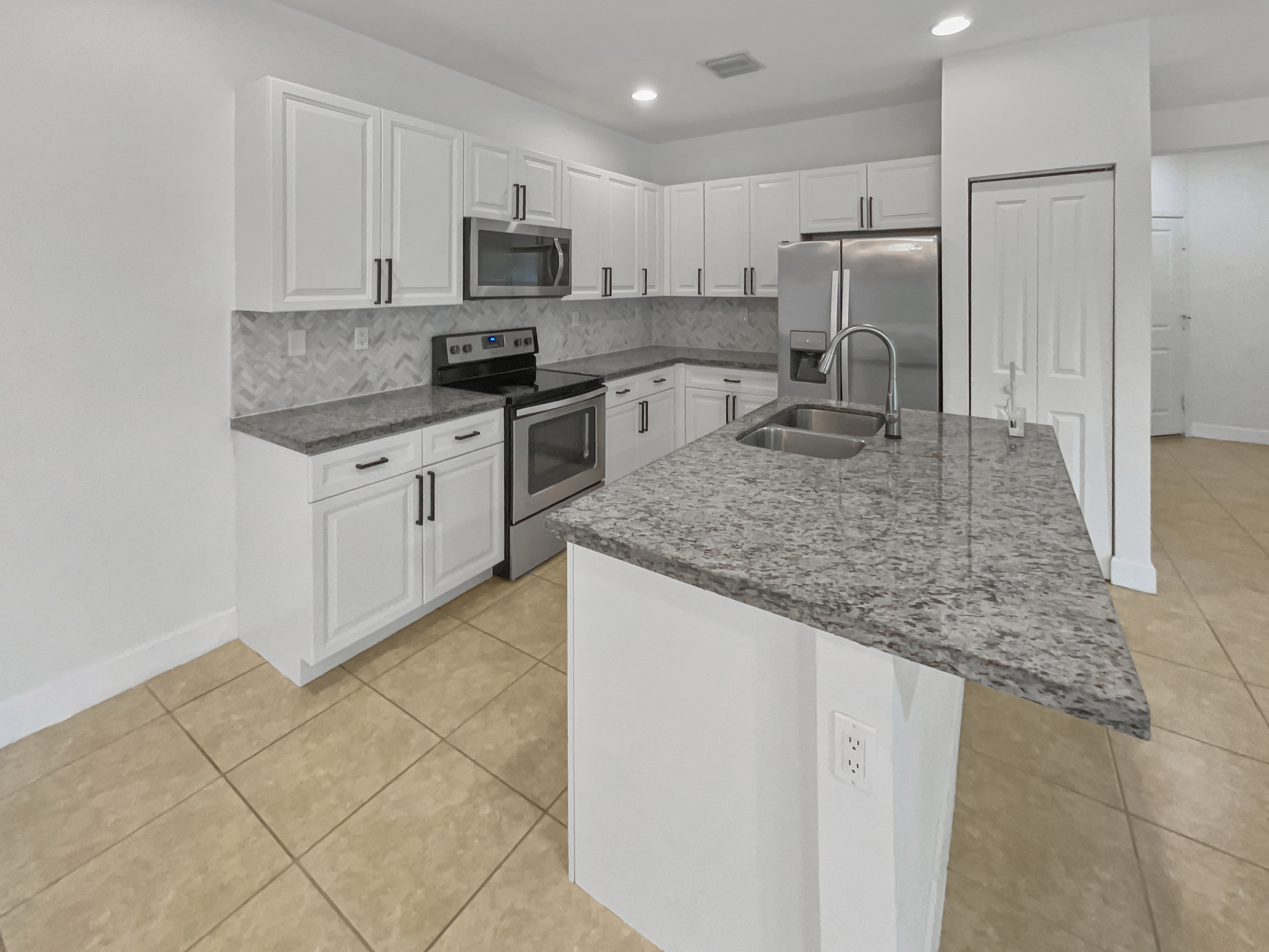 Photo 12 of 28 of 4879 NW 55th Pl, Fort Lauderdale, FL