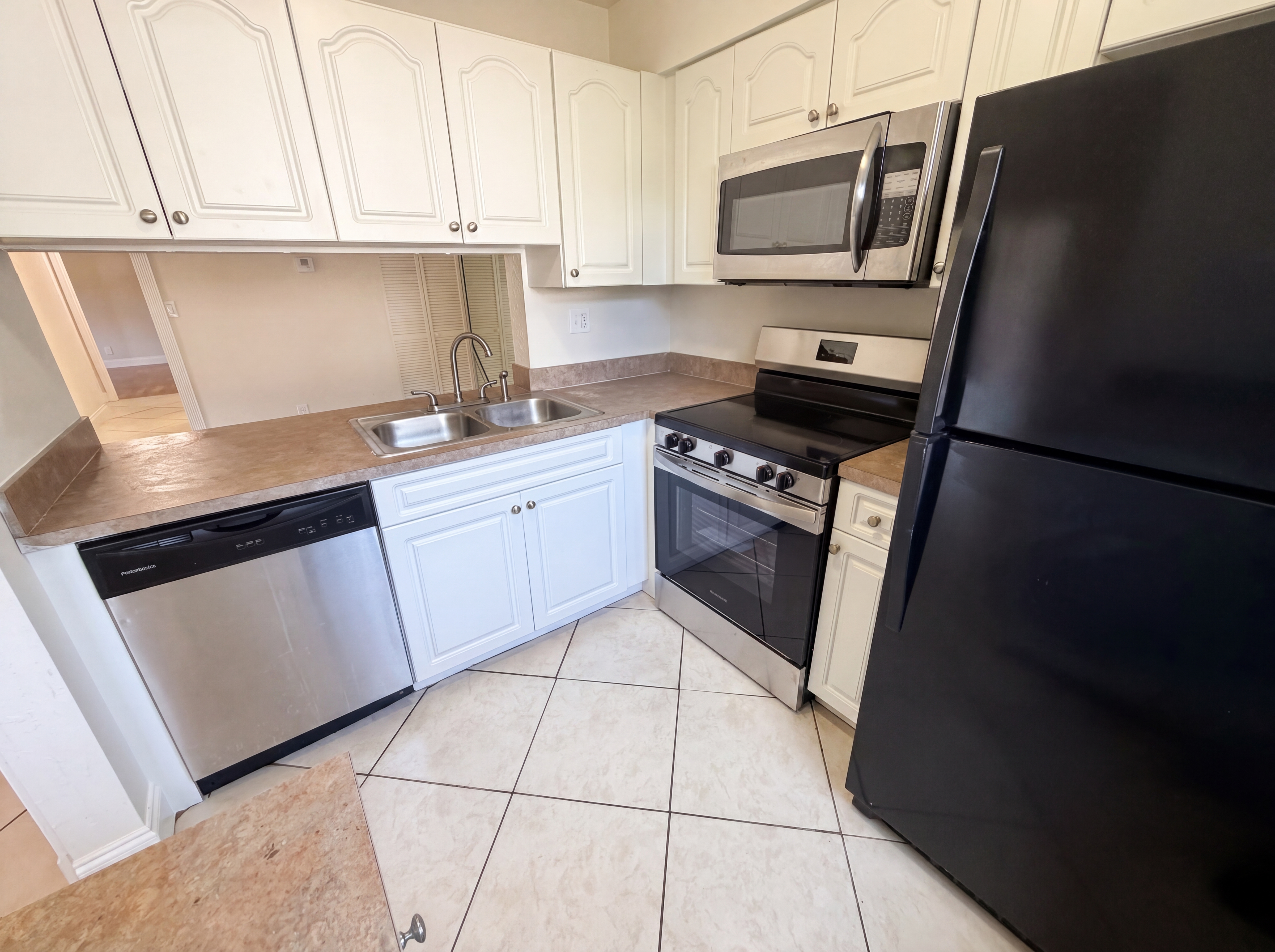 Photo 2 of 18 of 2737 S Oakland Forest Dr, Oakland Park, FL