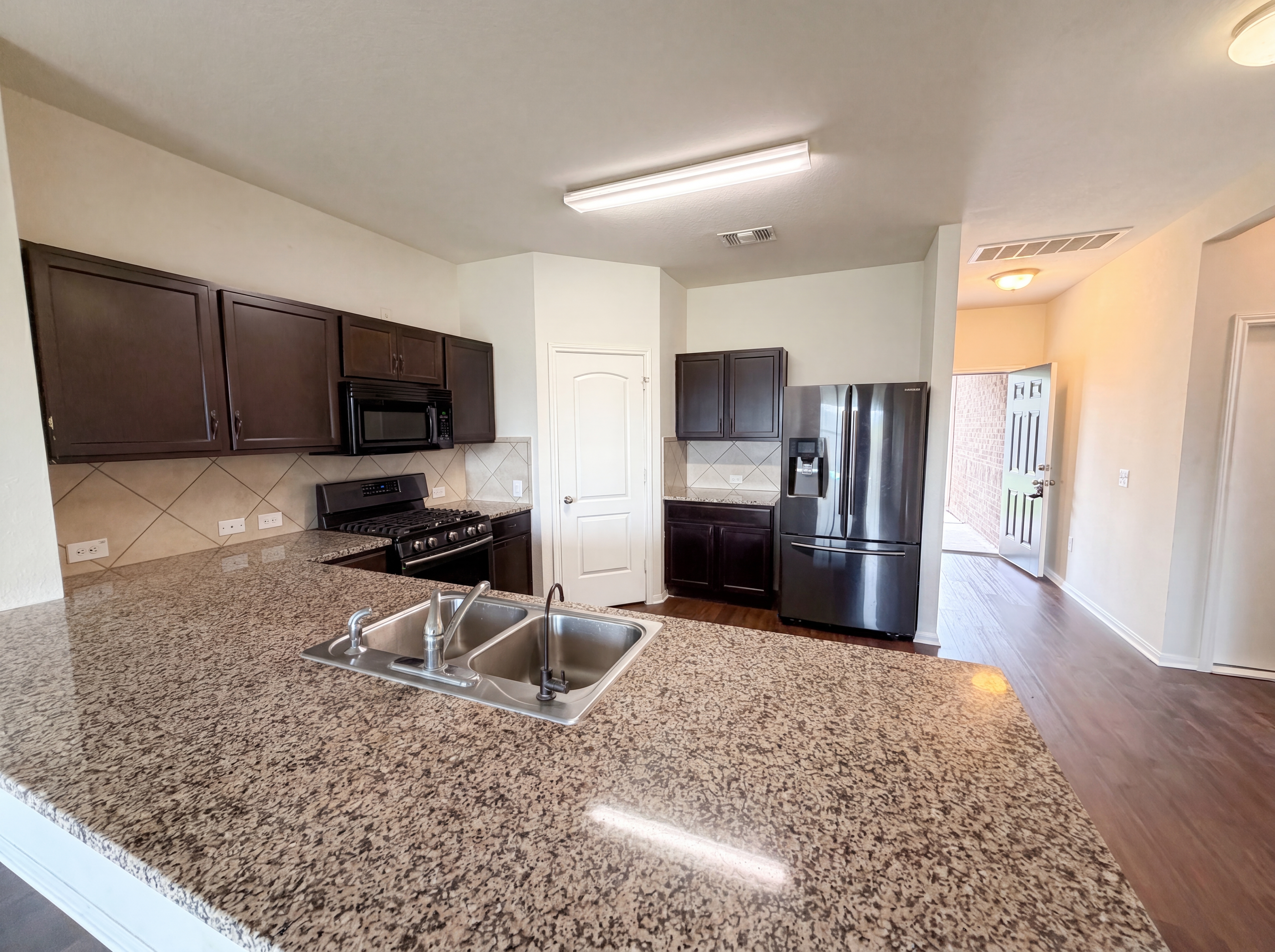 Photo 7 of 23 of 706 Luna Vista Dr, Hutto, TX