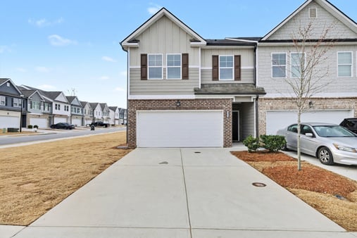 Photo 1 of 17 of 4574 Bishops Ln, Oakwood, GA