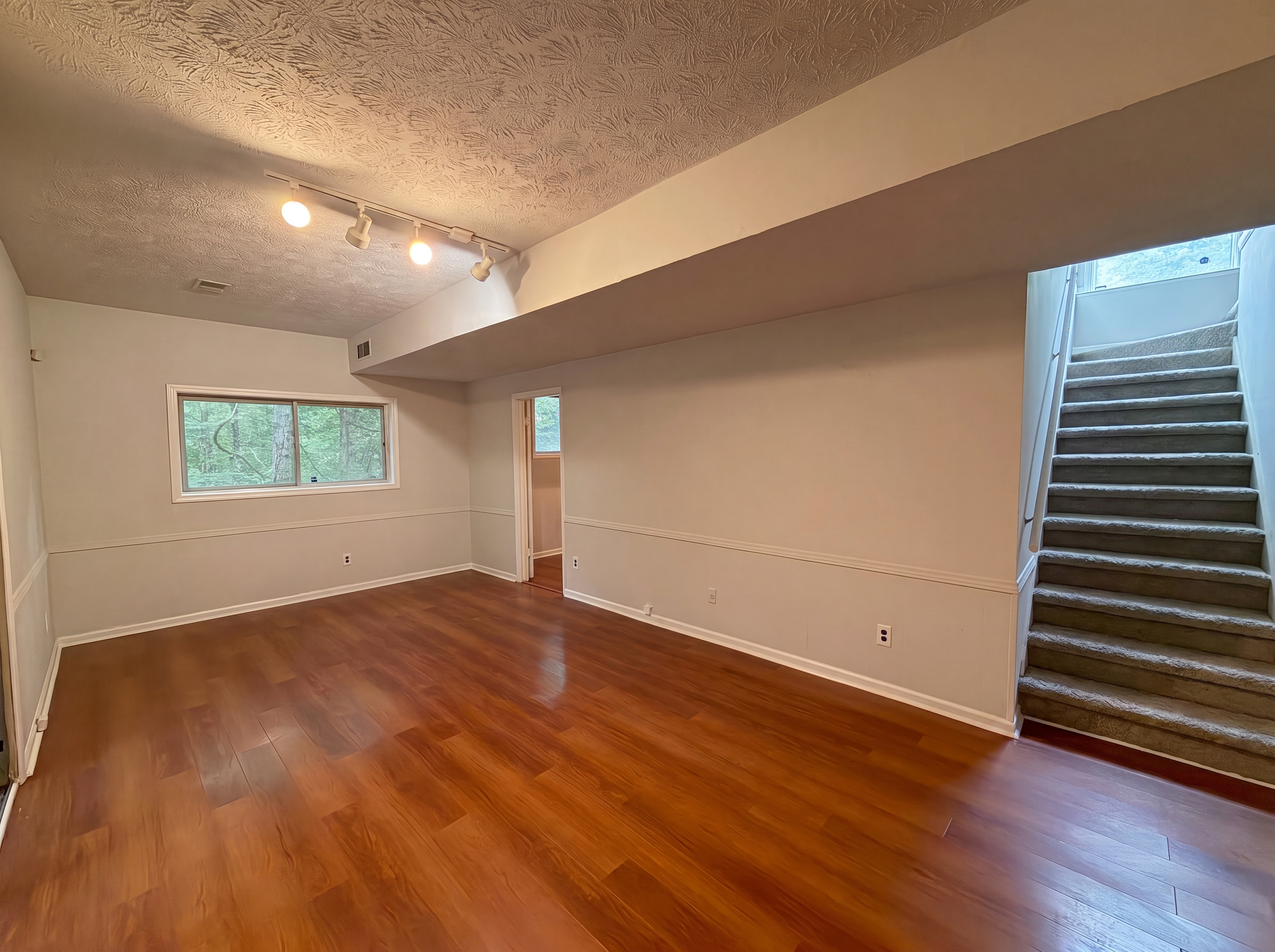 Photo 14 of 18 of 3630 Creekview Cir, Atlanta, GA