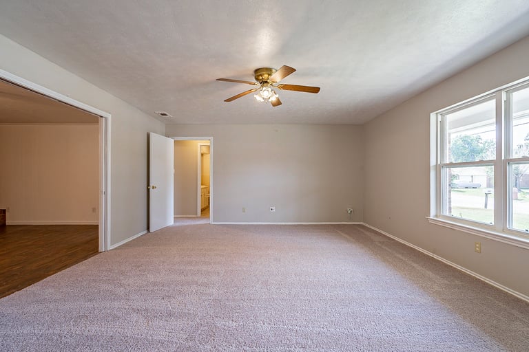 Photo 14 of 31 - 1903 Leslie St, Denton, TX 76205