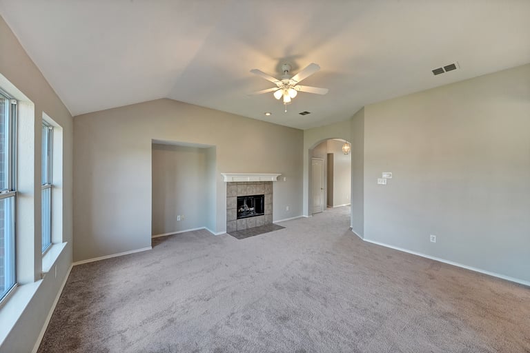 Photo 10 of 22 - 220 Laramie Ln, Desoto, TX 75115