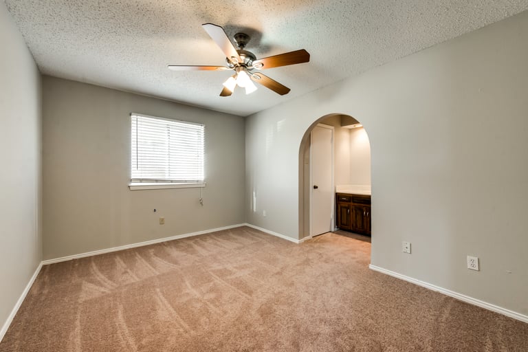 Photo 13 of 27 - 1029 Delores Dr, Garland, TX 75040