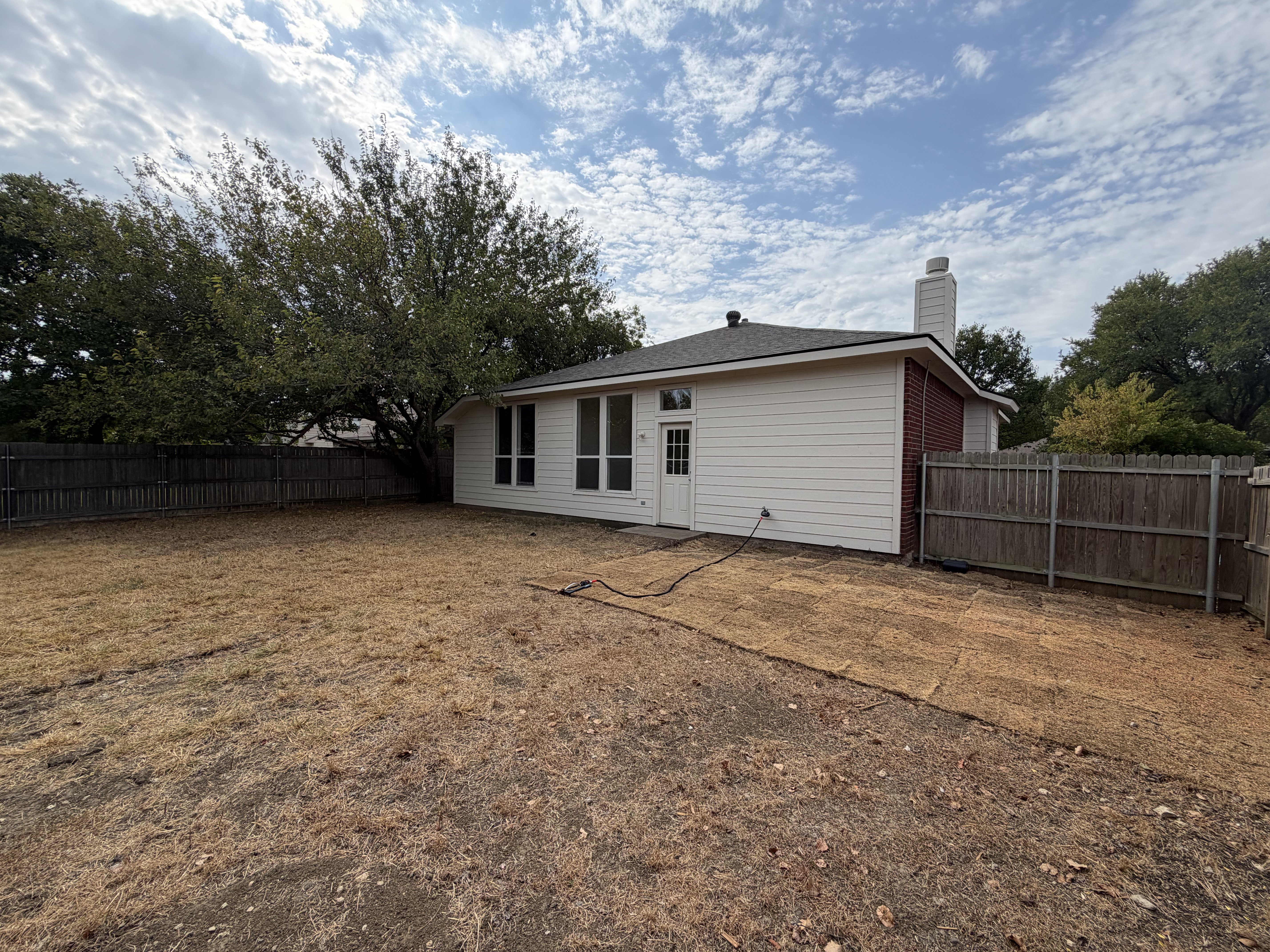 Photo 5 of 20 of 825 Dixon Ln, Denton, TX