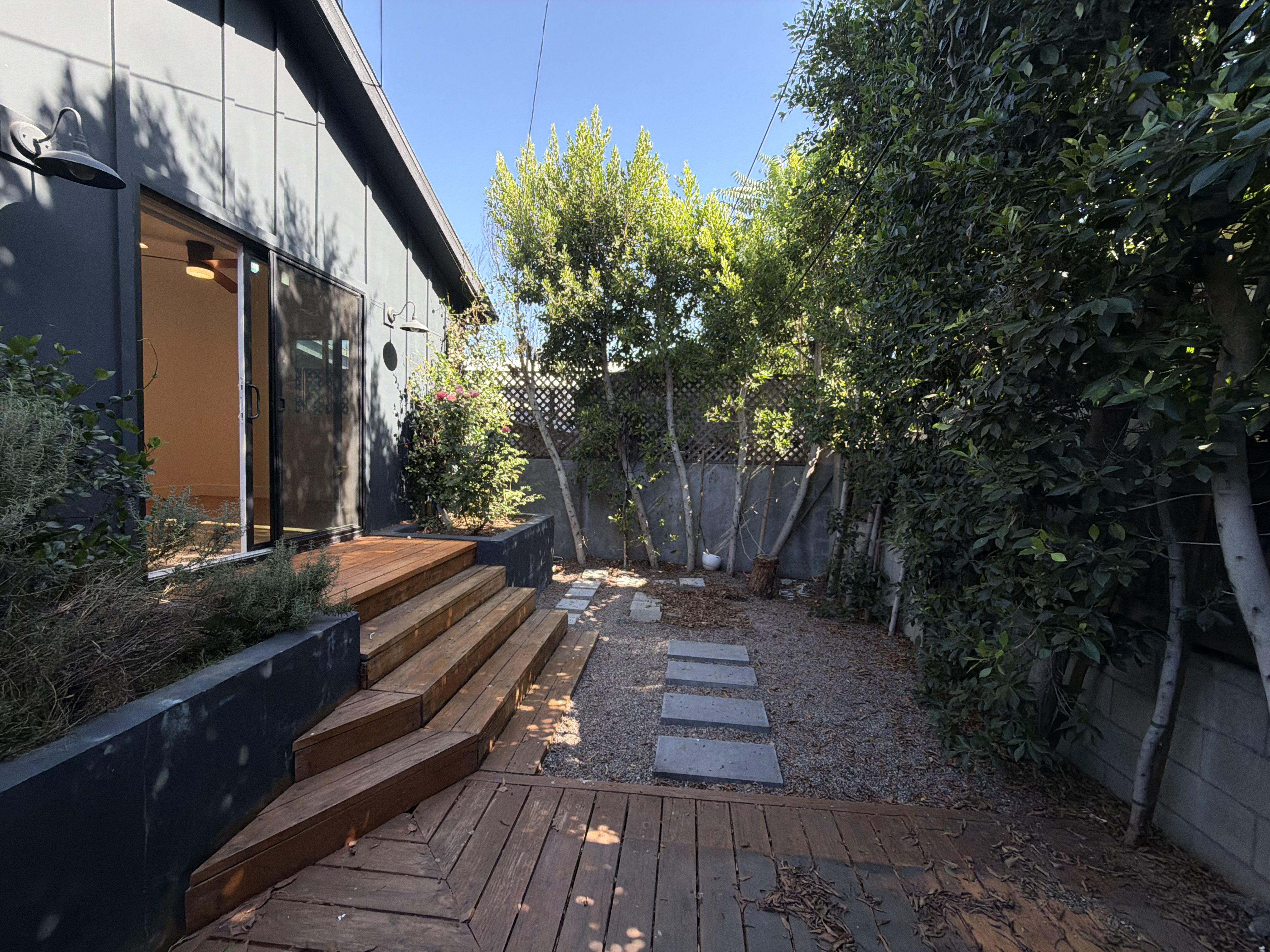 Photo 5 of 32 of 2418 Dallas St, Los Angeles, CA