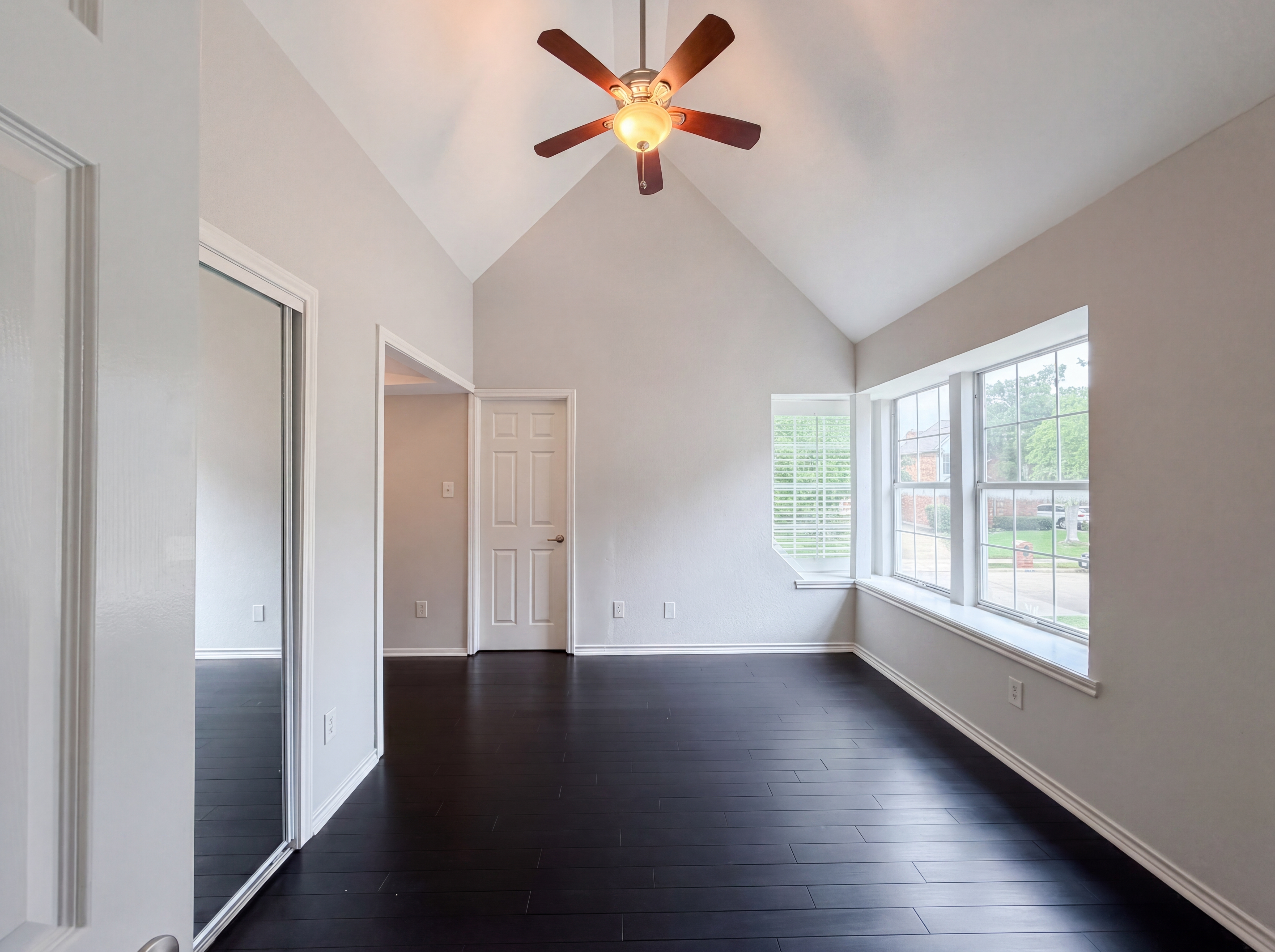 Photo 18 of 27 of 7707 Windmere Ct, Irving, TX