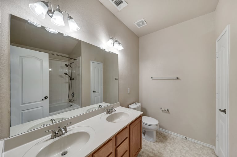 Photo 16 of 27 - 5424 Cameron Dr, Grand Prairie, TX 75052