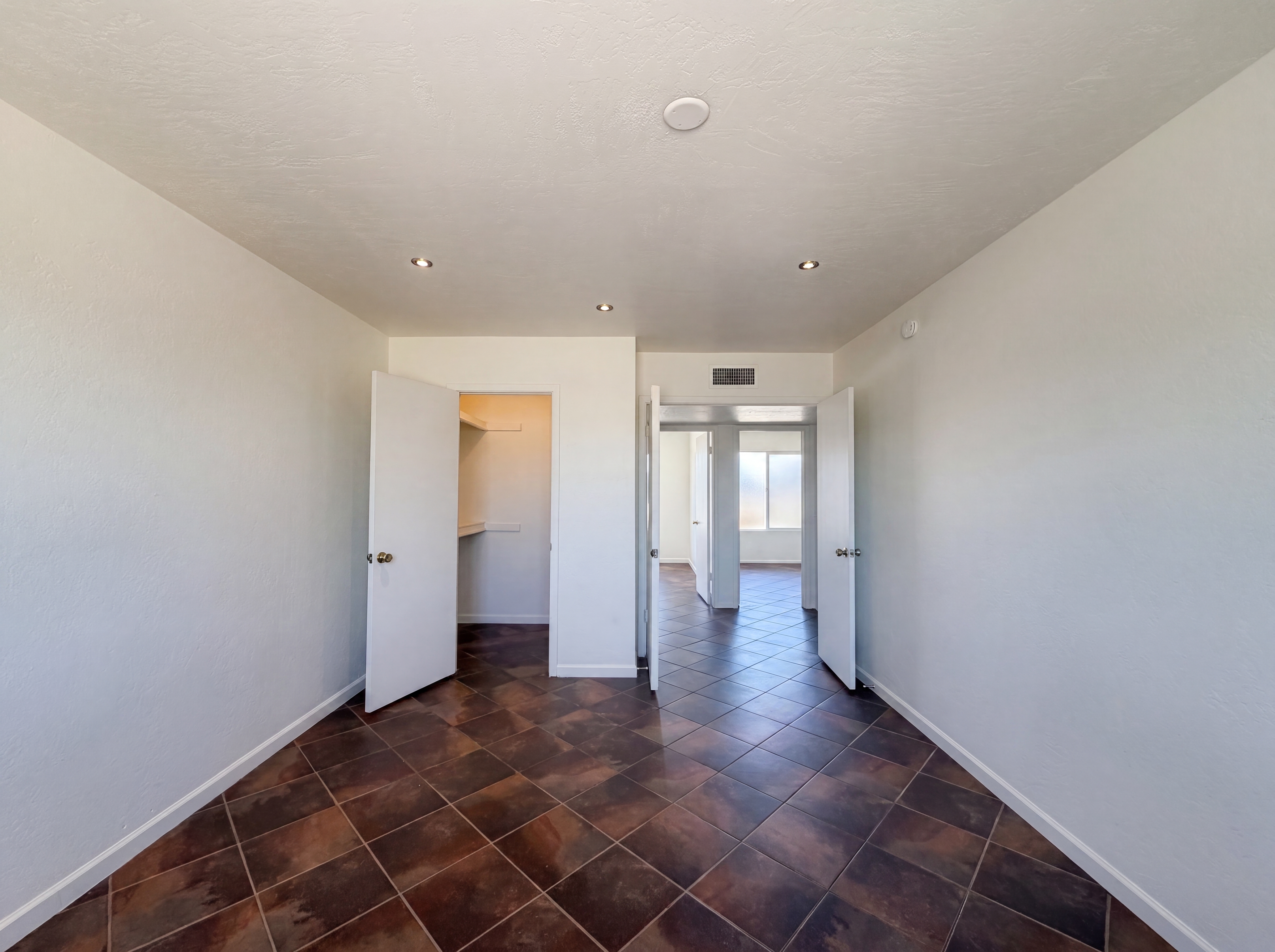 Photo 4 of 20 of 2702 W Carter Dr, Tempe, AZ