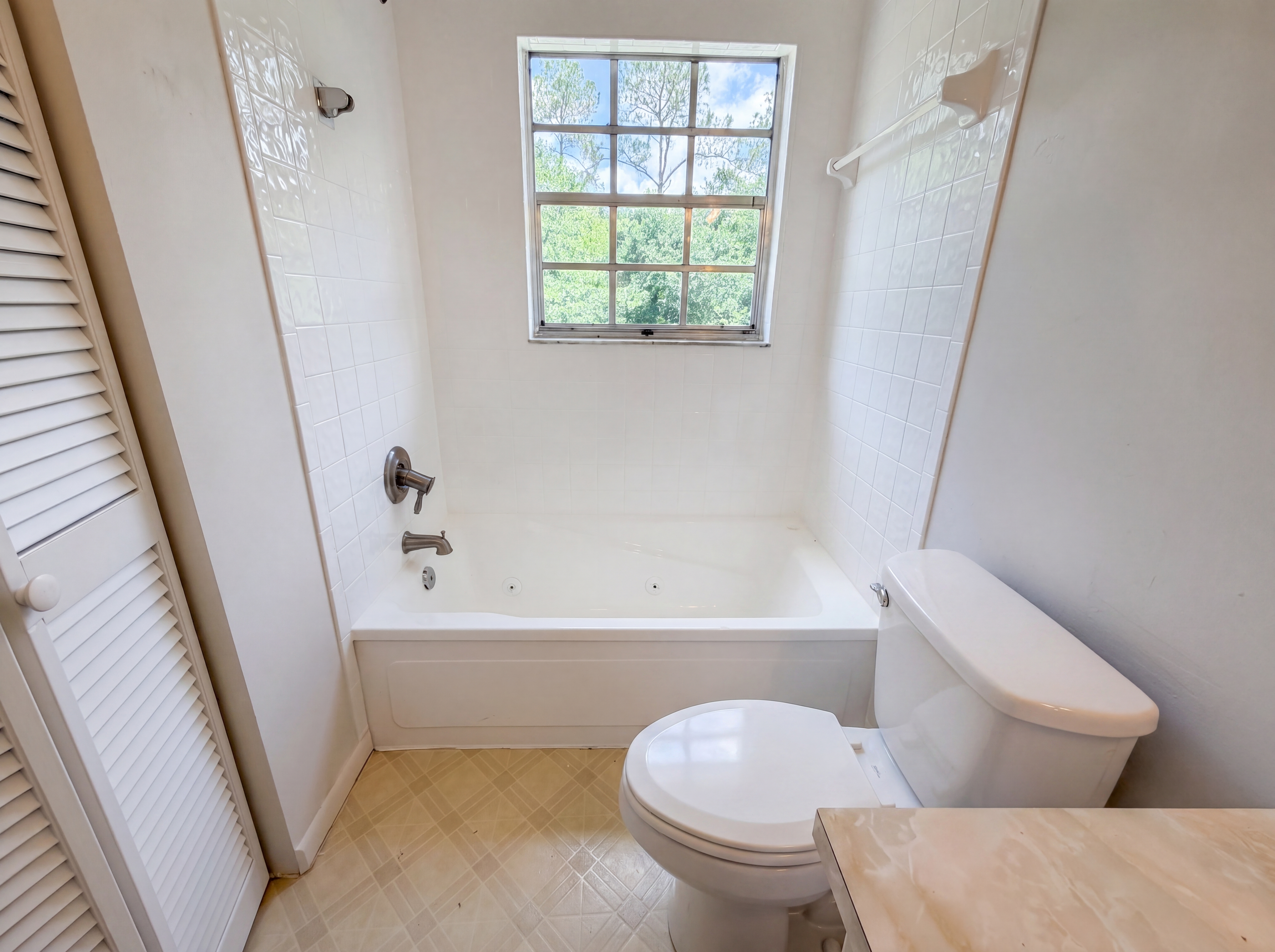 Photo 14 of 29 of 2534 Victarra Cir, Lutz, FL