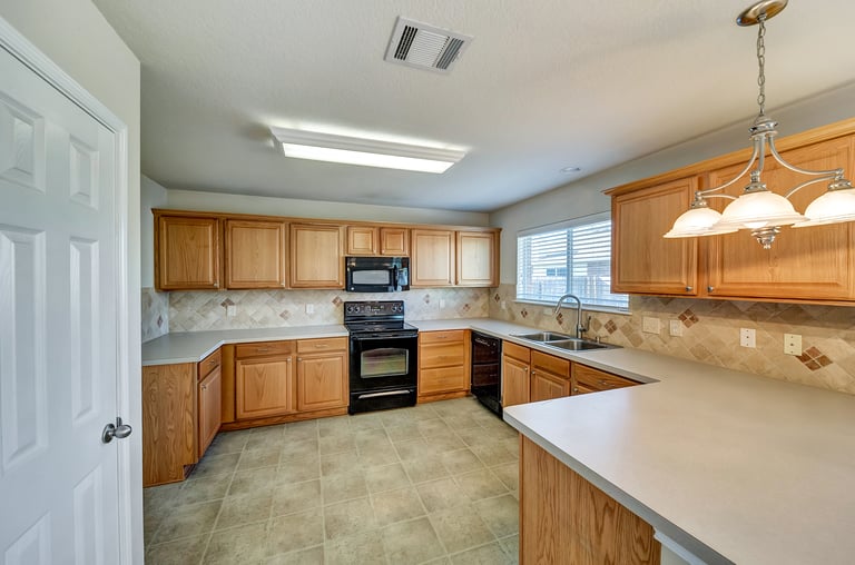Photo 8 of 24 - 736 Redwing Dr, Fort Worth, TX 76131