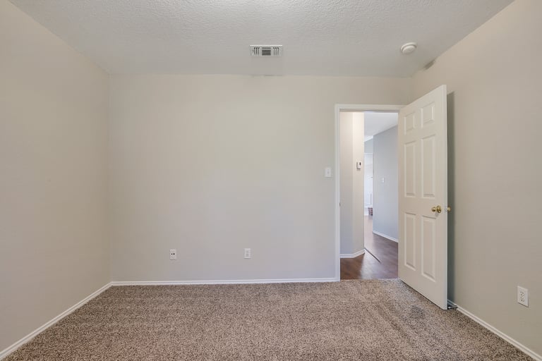 Photo 19 of 28 - 709 Stone Mesa Ct, Arlington, TX 76001